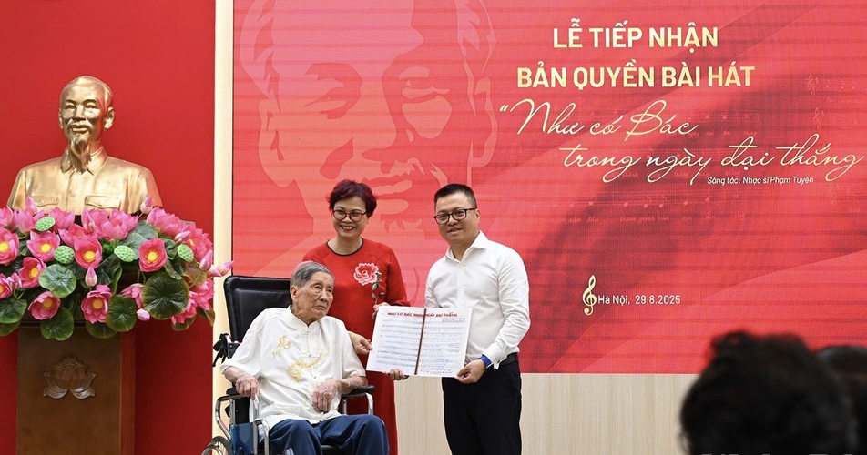Nhạc sĩ PhạmTuyên tặng ca khúc 'Như có Bác trong ngày đại thắng' cho Báo Nhân Dân- Ảnh 1.