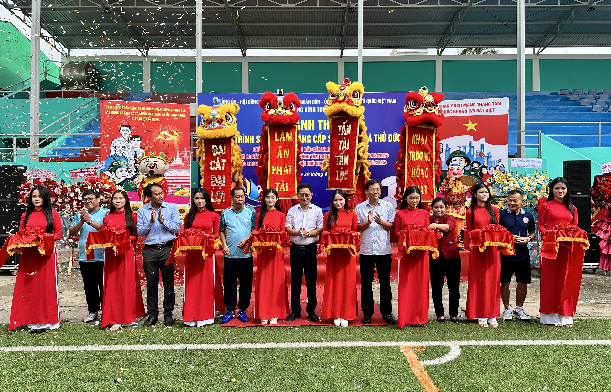 Phường Bình Trưng khánh thành sân bóng đá sau nâng cấp, sửa chữa - Ảnh 1.