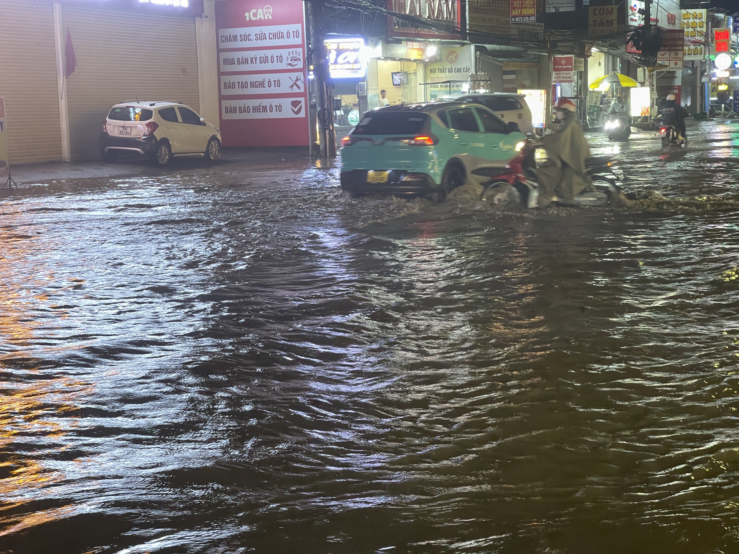 Đường Nguyễn Xiển mưa lớn ch&uacute;t l&agrave; ngập: Tiểu thương ng&aacute;n ngẩm, kh&aacute;ch nước ngo&agrave;i bối rối  - Ảnh 2.