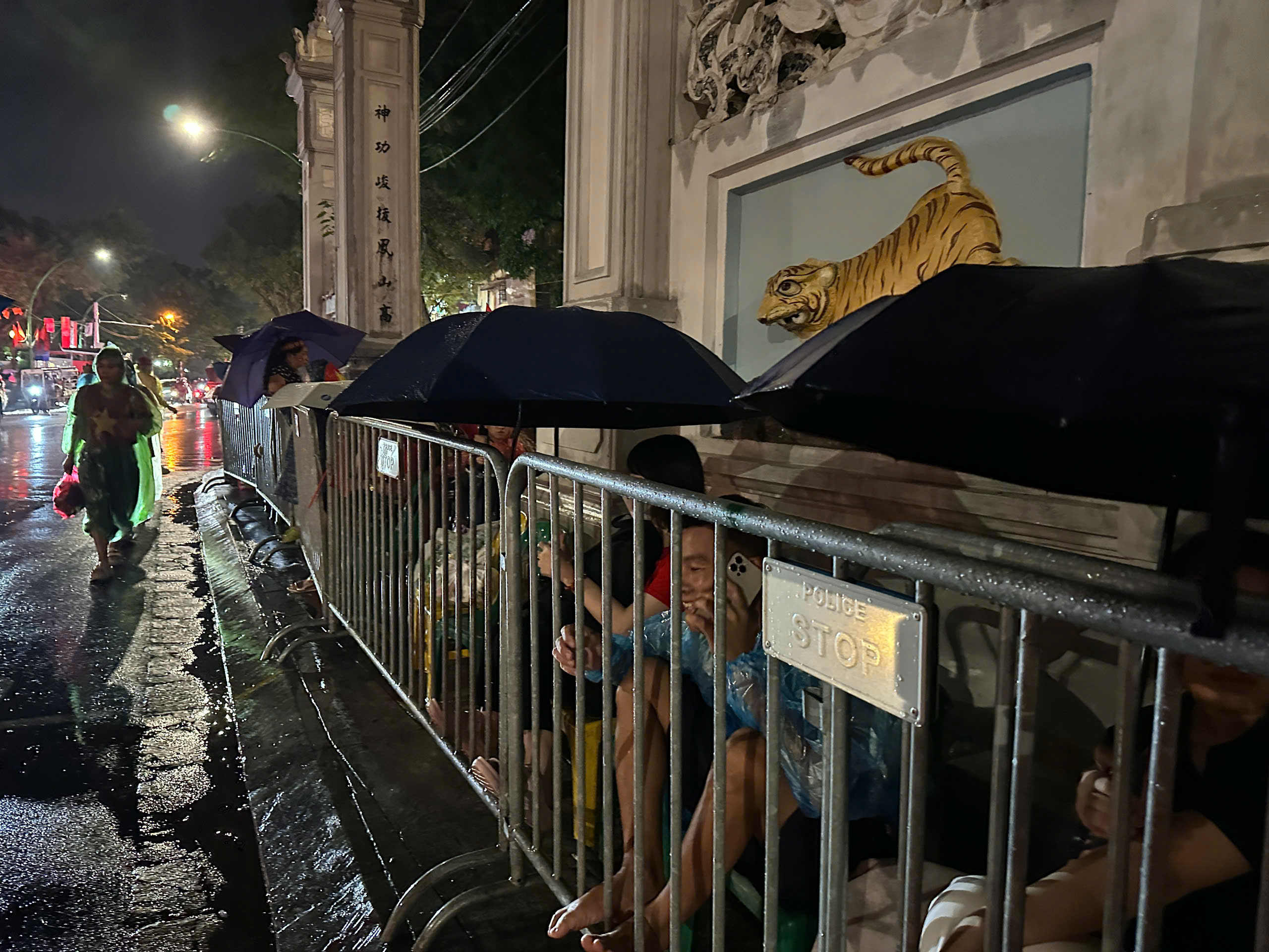 Người dân đội mưa lớn, hát 'Như có Bác Hồ' chờ xem diễu binh- Ảnh 6. Người dân đội mưa lớn, hát 'Như có Bác Hồ' chờ xem diễu binh- Ảnh 6.