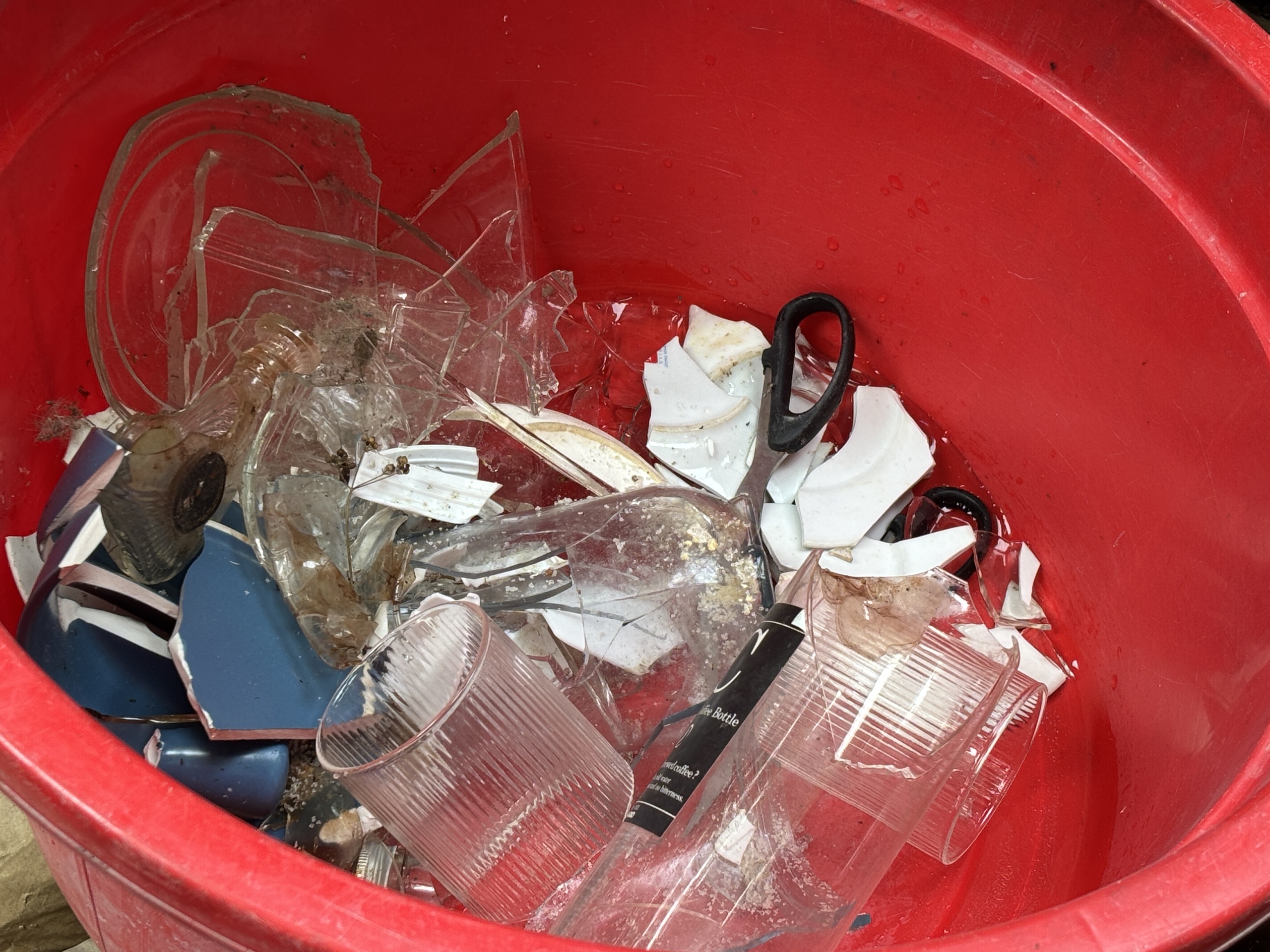 Cùng sống xanh số 122: Biến mảnh vỡ thủy tinh thành tranh độc bản - Ảnh 2.