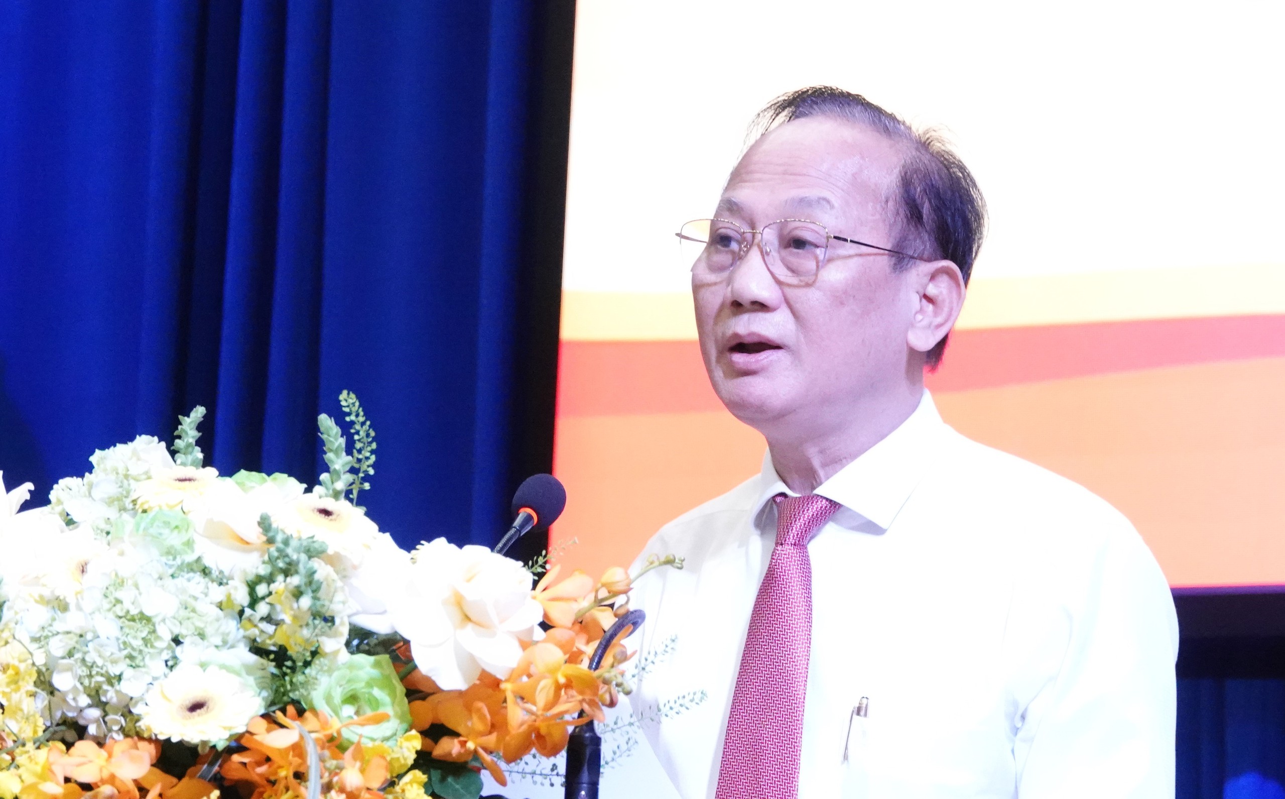 Giám đốc Sở Văn hóa - Thể thao TP.HCM Trần Thế Thuận nhận Huy hiệu Đảng - Ảnh 2.