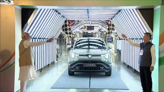 “Huyền thoại” SUV đô thị - Suzuki Vitara thêm bản thuần điện, có về Việt Nam? - Ảnh 1.