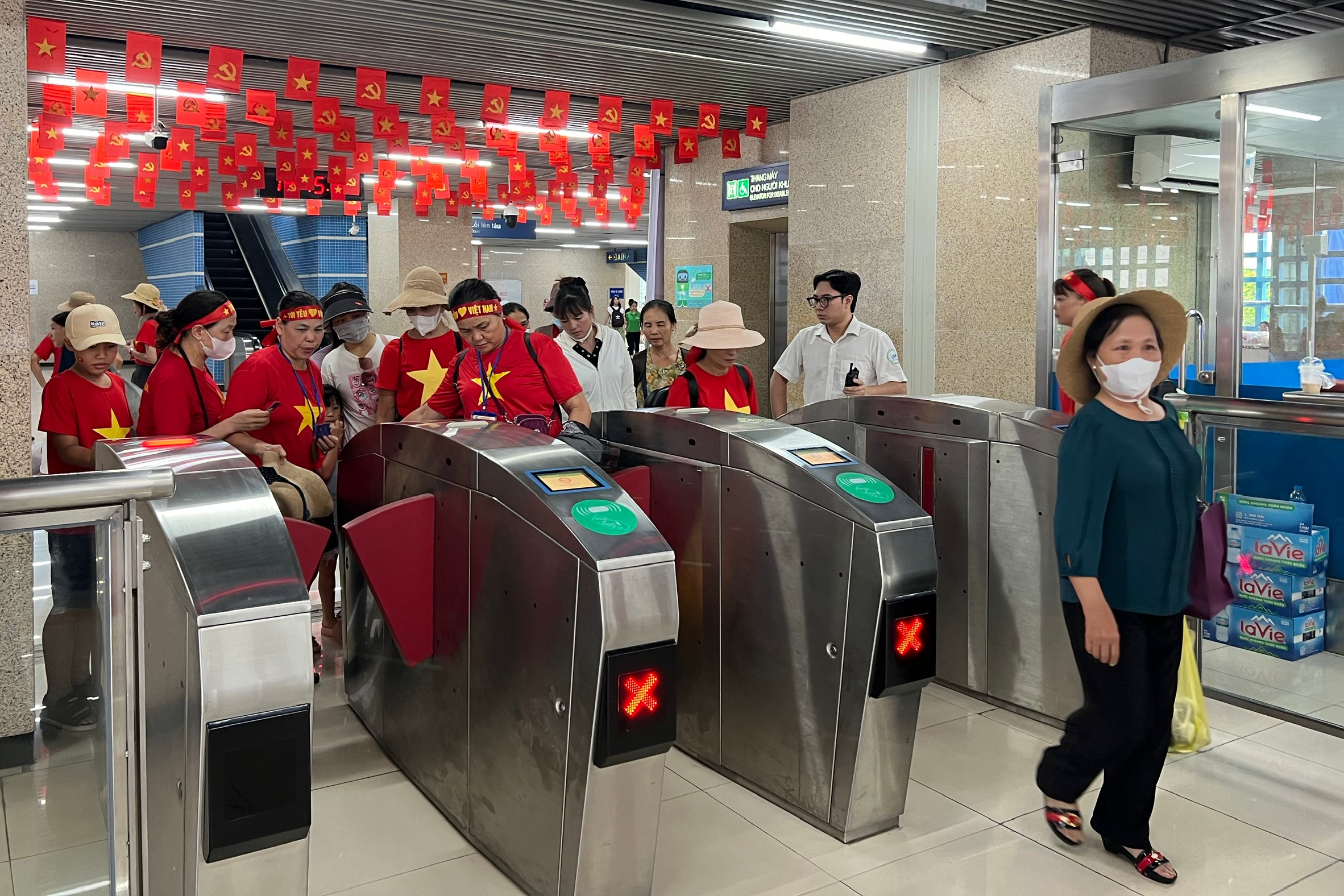 Hà Nội Metro chạy tàu điện xuyên đêm phục vụ người dân xem tổng duyệt A80  - Ảnh 1.