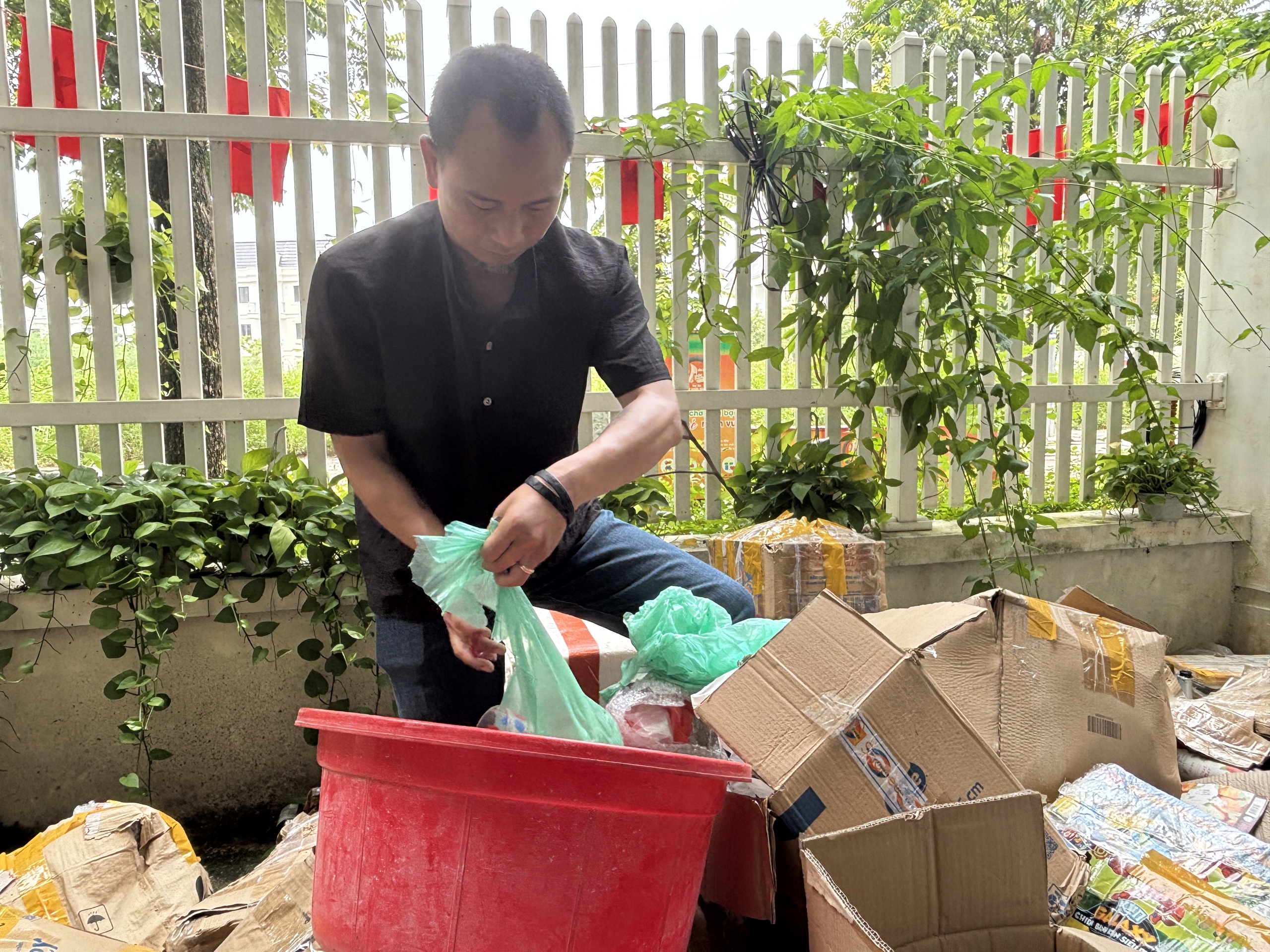 Cùng sống xanh số 122: Biến mảnh vỡ thủy tinh thành tranh độc bản - Ảnh 3.