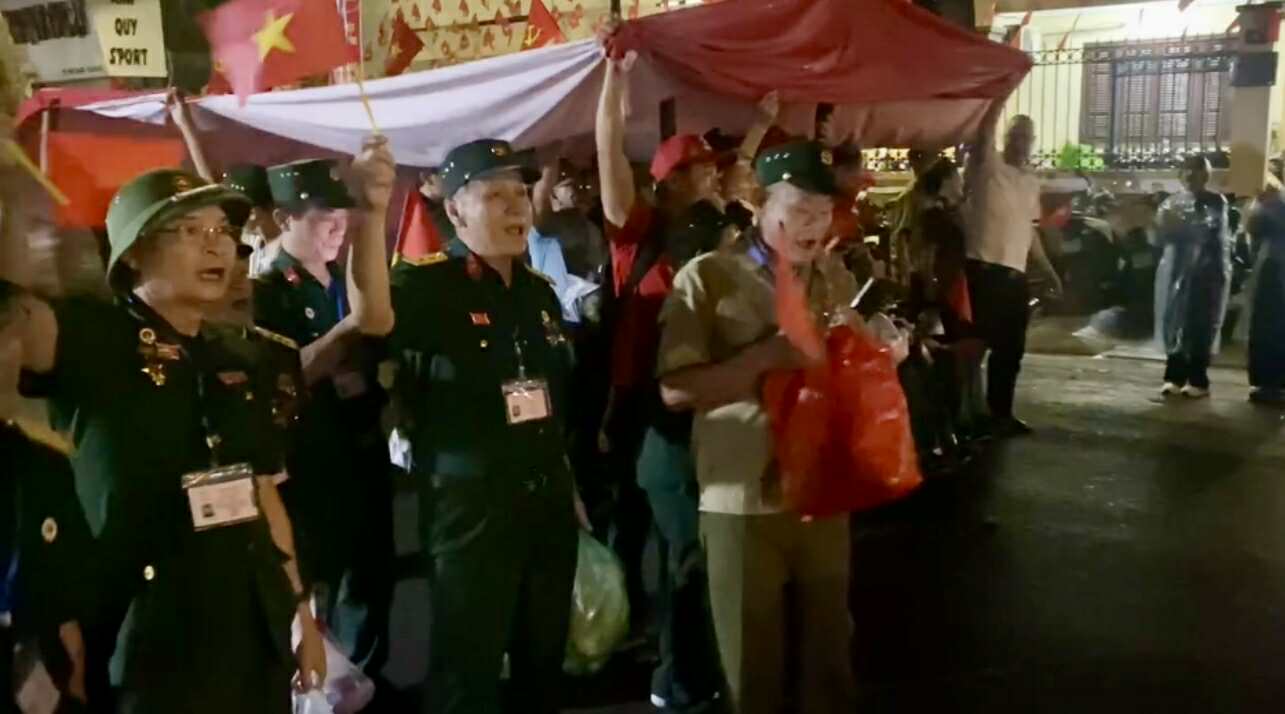 Hát thâu đêm chờ lễ tổng duyệt A80 , không khí sôi động khắp Hà Nội - Ảnh 10. Hát thâu đêm chờ lễ tổng duyệt A80 , không khí sôi động khắp Hà Nội - Ảnh 10.