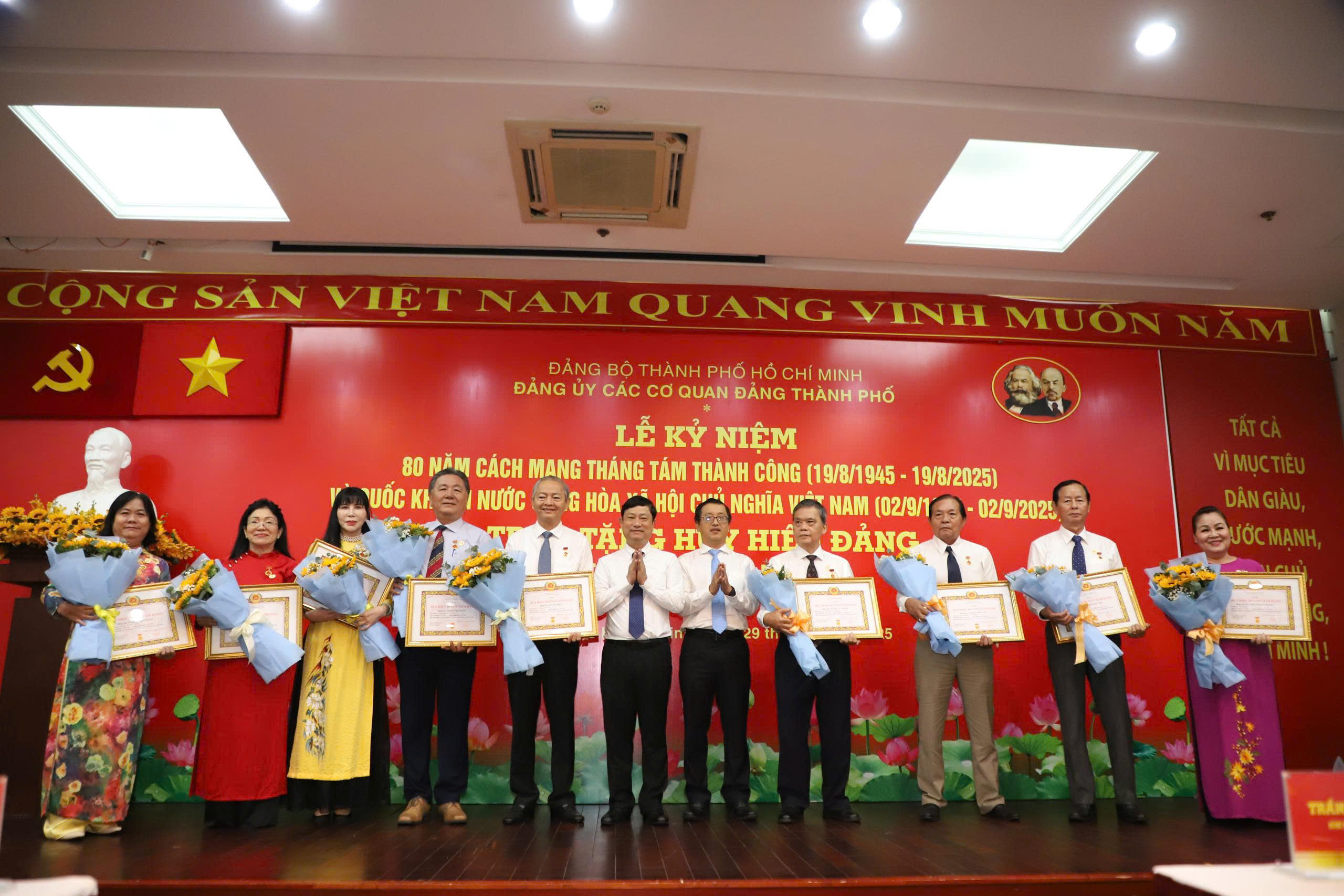 Chủ tịch HĐND TP.HCM Võ Văn Minh trao Huy hiệu Đảng đến 30 đảng viên - Ảnh 2.