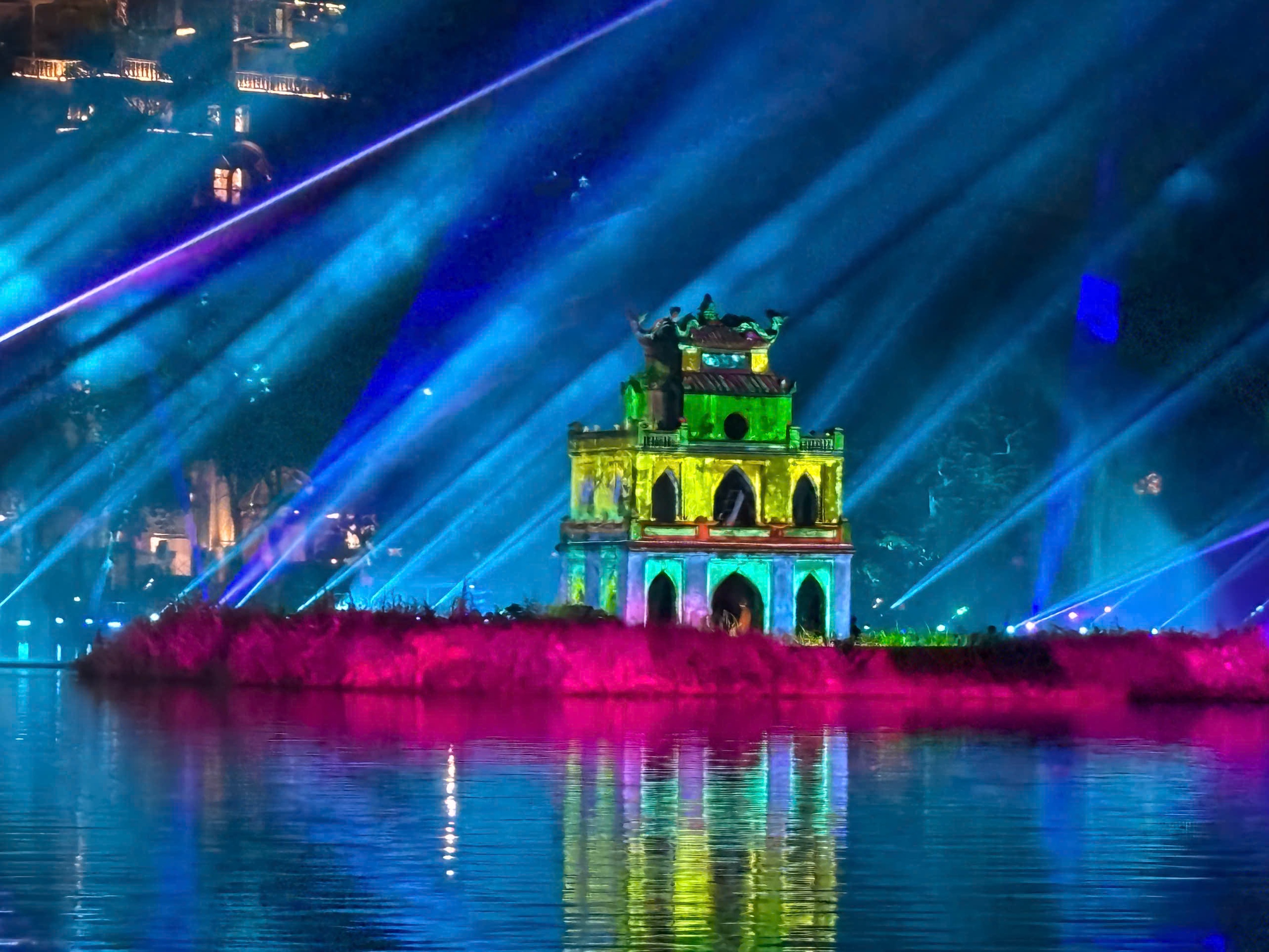 Hồ Gươm bất ngờ có… 2 tháp Rùa- Ảnh 1. Hồ Gươm bất ngờ có… 2 tháp Rùa- Ảnh 1.