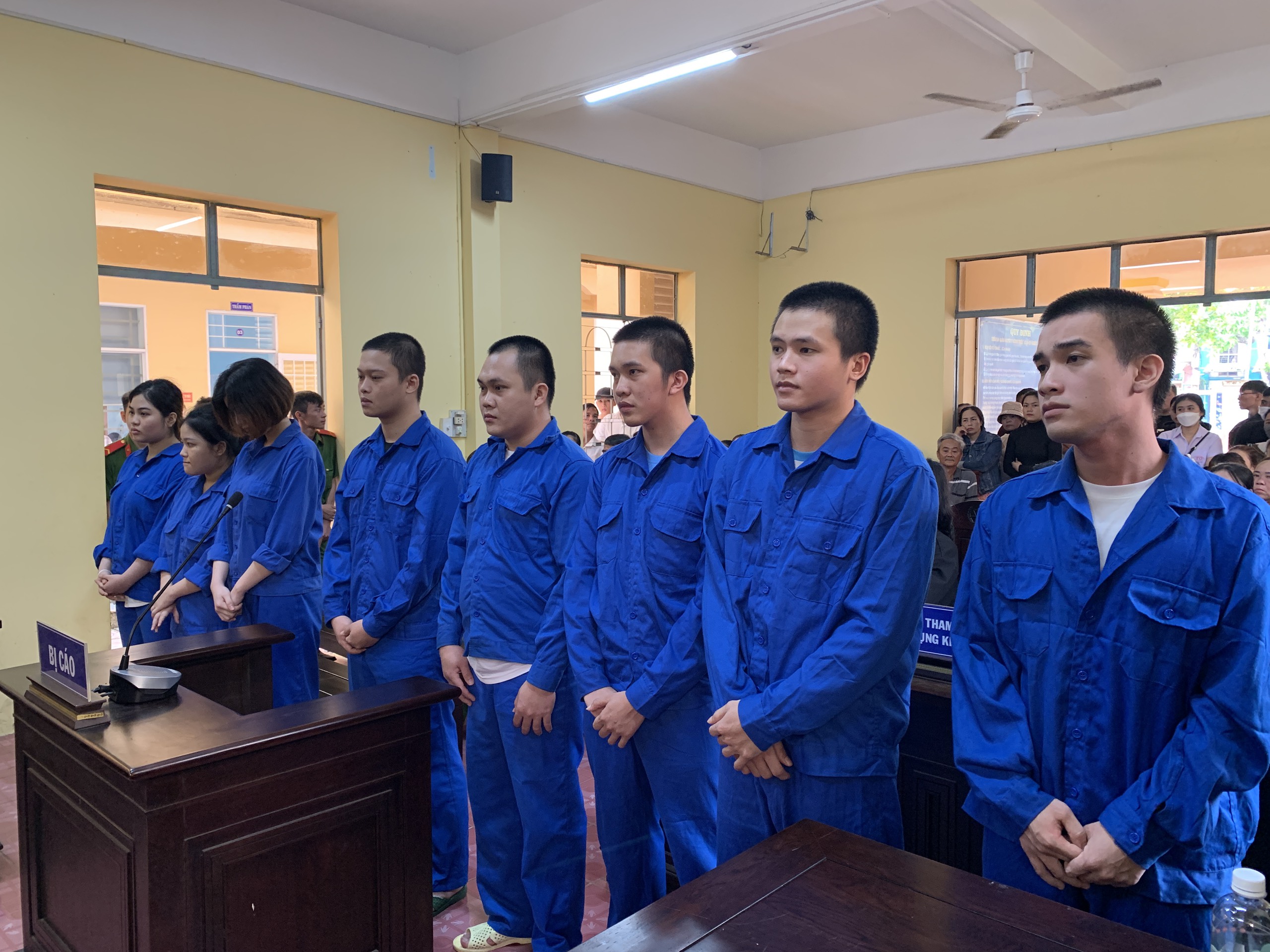 Tuyên phạt nhóm thanh niên đến quán karaoke sử dụng ma túy hơn 50 năm tù- Ảnh 1. Tuyên phạt nhóm thanh niên đến quán karaoke sử dụng ma túy hơn 50 năm tù- Ảnh 1.