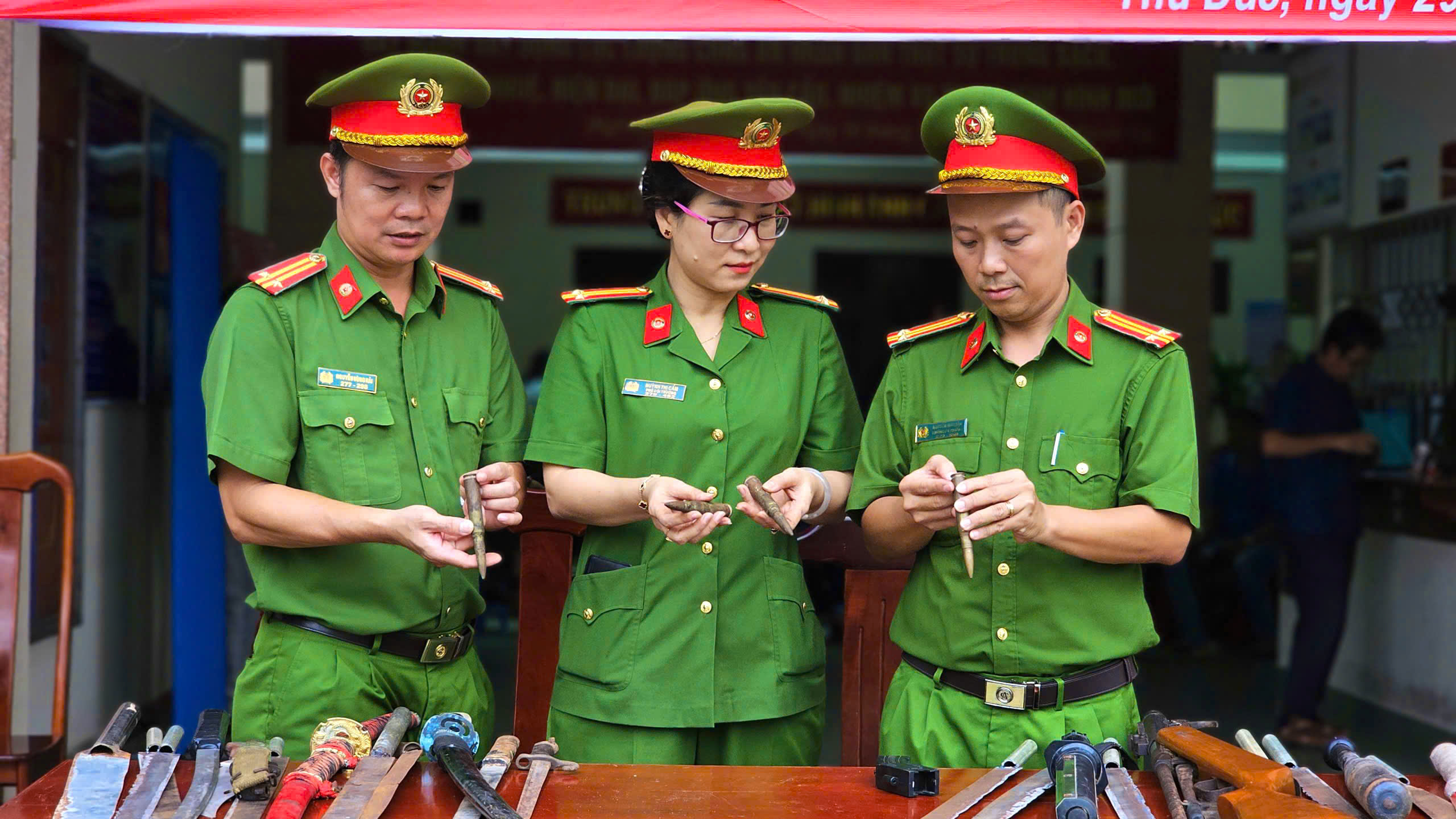 Công an phường Thủ Đức tiếp nhận hơn 50 dao kiếm, súng đạn- Ảnh 1. Công an phường Thủ Đức tiếp nhận hơn 50 dao kiếm, súng đạn- Ảnh 1.