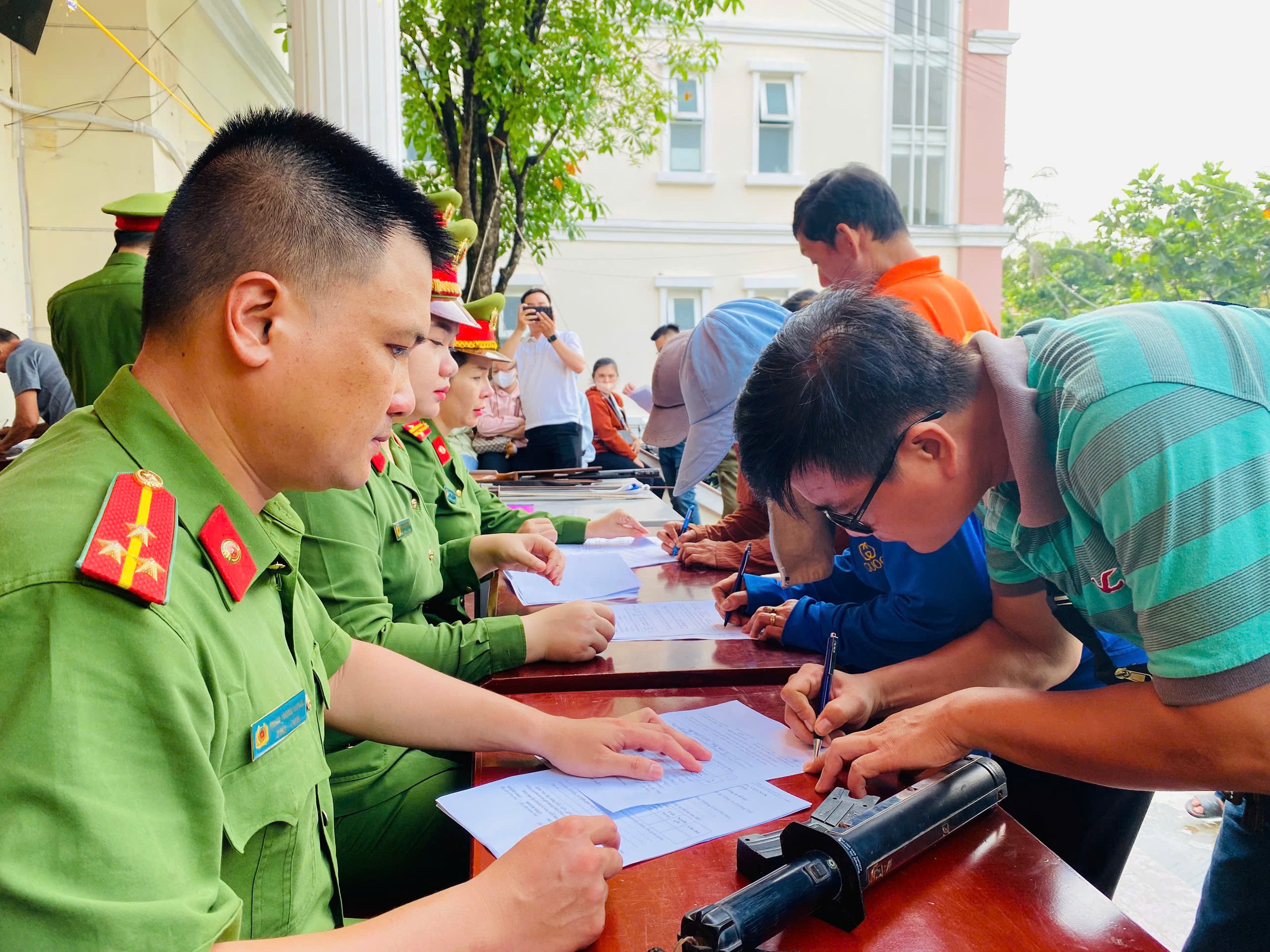 Công an phường Thủ Đức tiếp nhận hơn 50 dao kiếm, súng đạn- Ảnh 3. Công an phường Thủ Đức tiếp nhận hơn 50 dao kiếm, súng đạn- Ảnh 3.