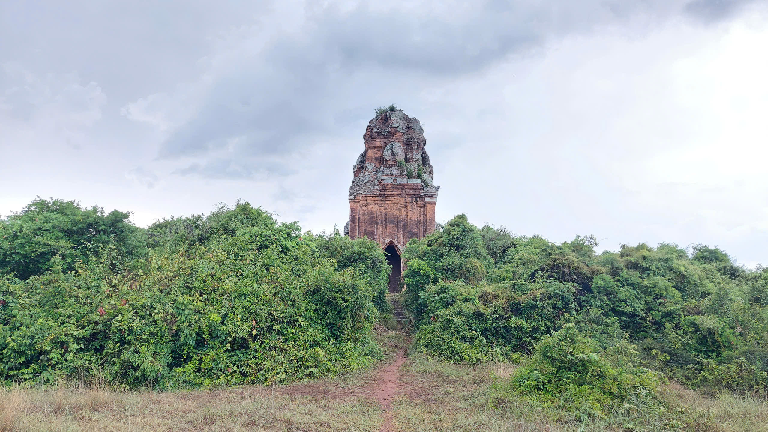 Gia Lai membina projek untuk memulihkan menara purba berusia hampir 900 tahun - Foto 6. Gia Lai xây dựng đề án trùng tu ngôi tháp cổ gần 900 năm tuổi- Ảnh 6.