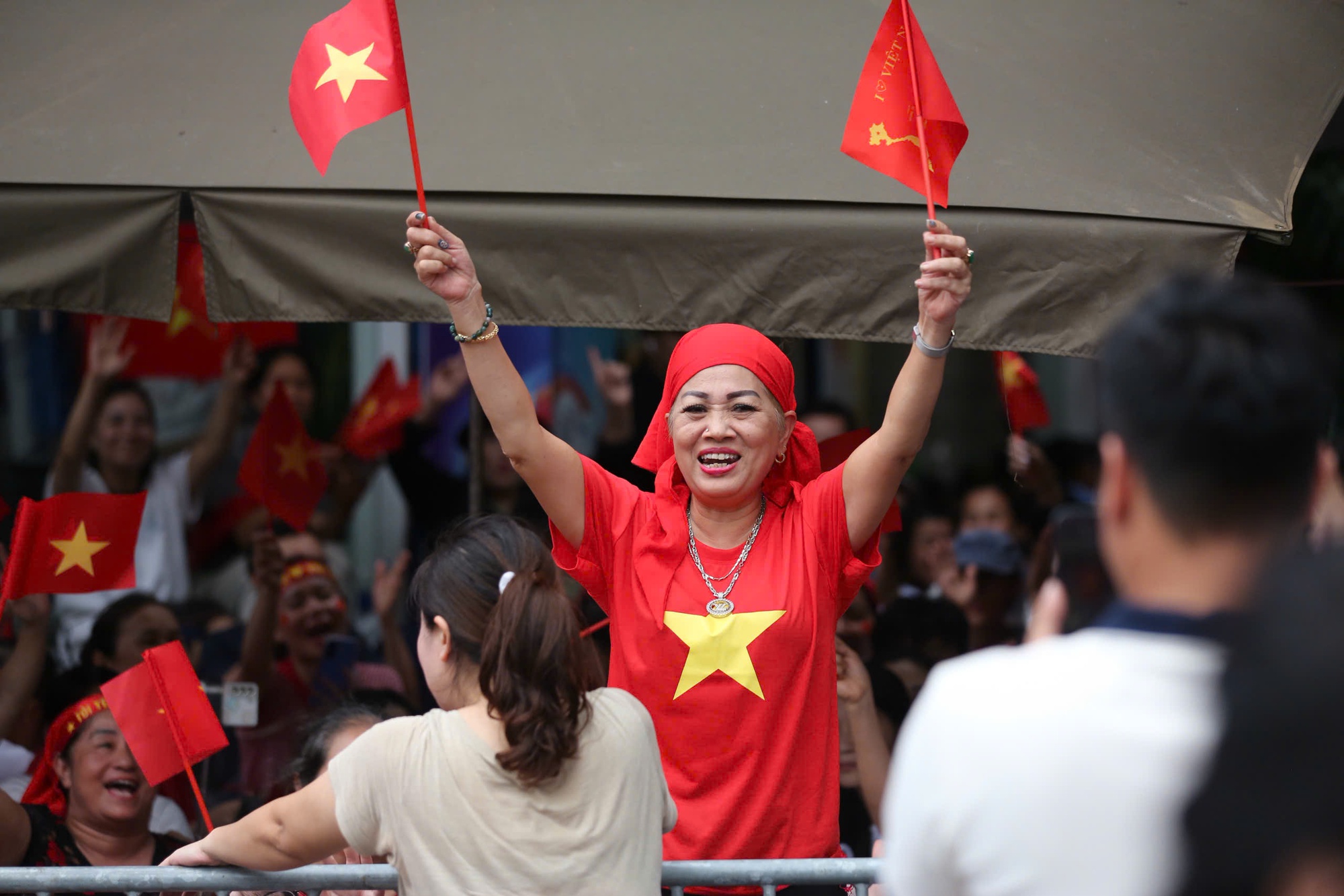 Chỗ ' đẹp ' chật kín người trước lễ tổng duyệt diễu binh A80 tại Hà Nội - Ảnh 6. Chỗ ' đẹp ' chật kín người trước lễ tổng duyệt diễu binh A80 tại Hà Nội - Ảnh 6.