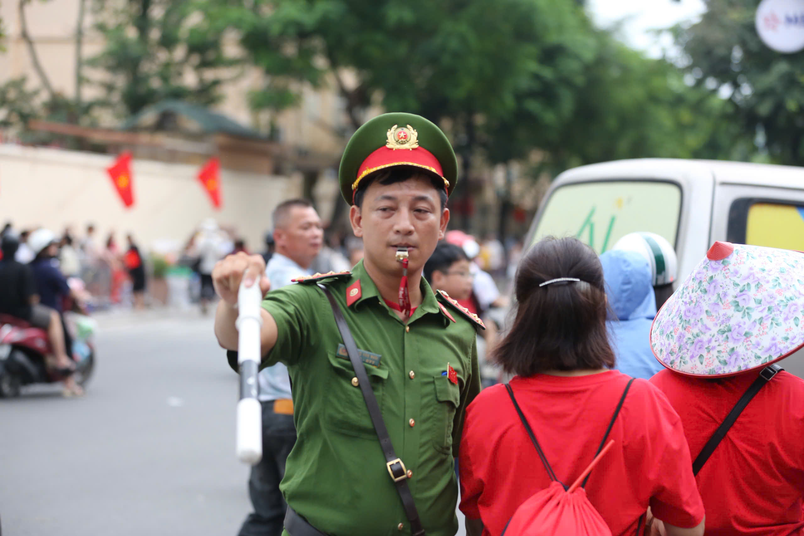 Chỗ ' đẹp ' chật kín người trước lễ tổng duyệt diễu binh A80 tại Hà Nội - Ảnh 2. Chỗ ' đẹp ' chật kín người trước lễ tổng duyệt diễu binh A80 tại Hà Nội - Ảnh 2.