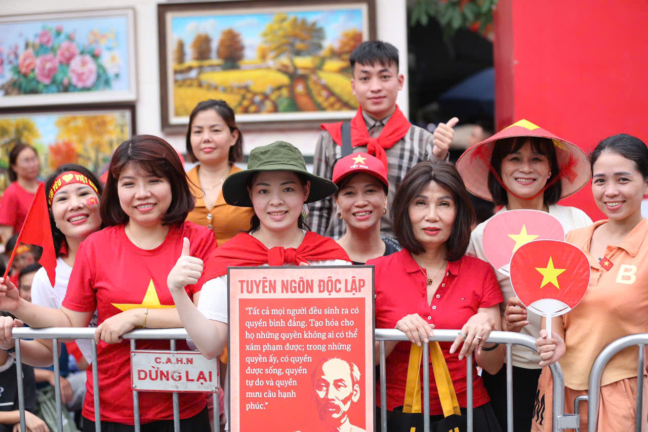 Chỗ ' đẹp ' chật kín người trước lễ tổng duyệt diễu binh A80 tại Hà Nội - Ảnh 3. Chỗ ' đẹp ' chật kín người trước lễ tổng duyệt diễu binh A80 tại Hà Nội - Ảnh 3.