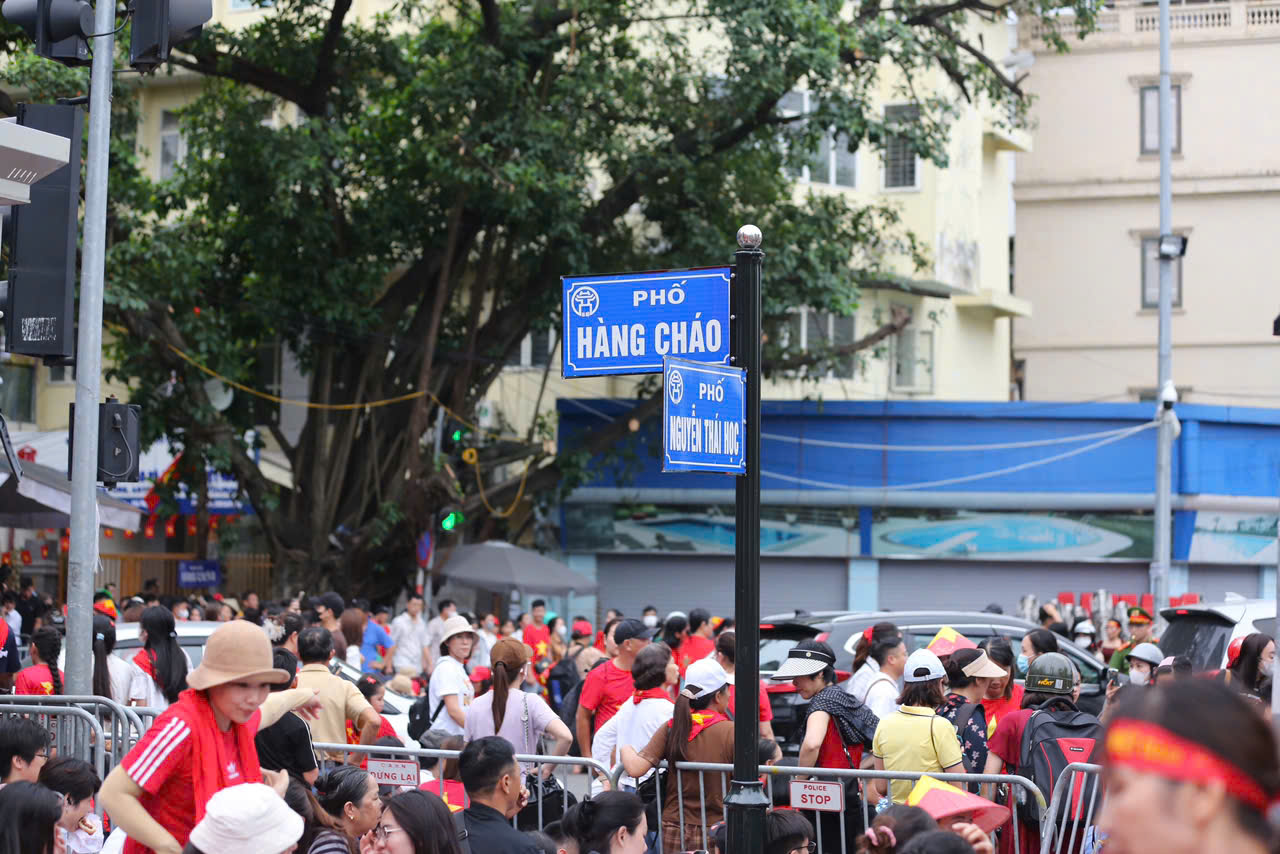 Chỗ ' đẹp ' chật kín người trước lễ tổng duyệt diễu binh A80 tại Hà Nội - Ảnh 1. Chỗ ' đẹp ' chật kín người trước lễ tổng duyệt diễu binh A80 tại Hà Nội - Ảnh 1.