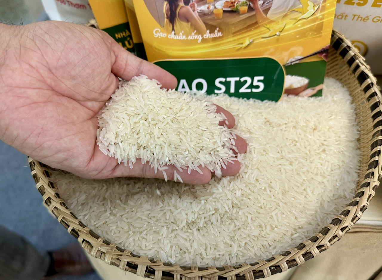 Thế giới lao dốc, giá gạo Việt Nam vọt lên đỉnh bảng, vì sao? - Ảnh 1.