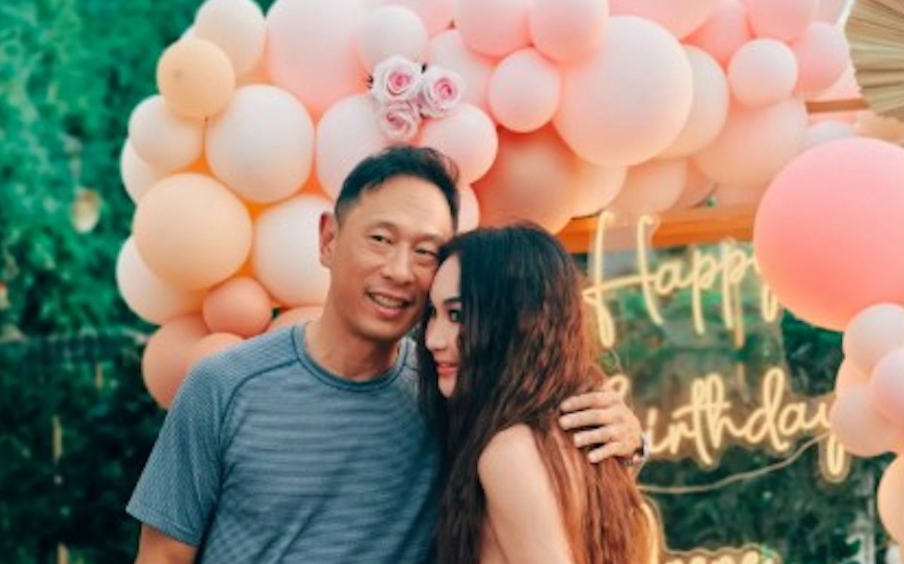 Ôn Bích Hà viên mãn ở tuổi U.60, thẳng thắn nhắc quá khứ đóng phim 'nóng' - Ảnh 1.