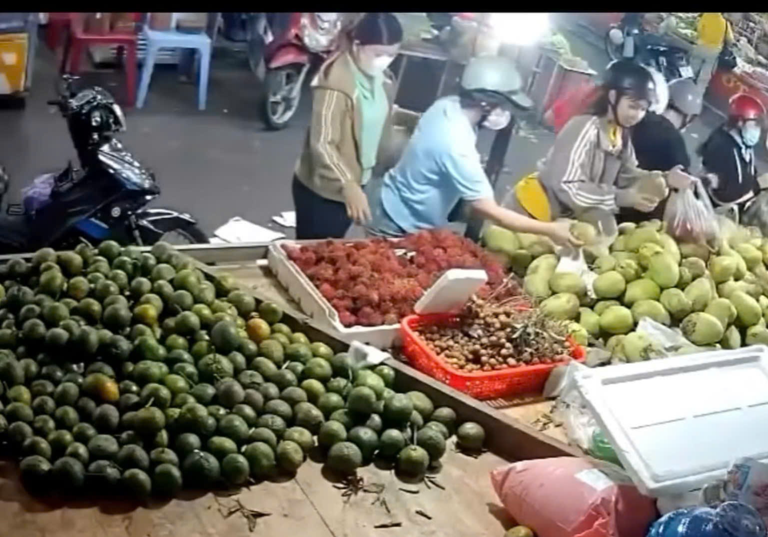 TP.HCM: Truy tìm 2 nghi phạm giả dạng công nhân đi móc túi ở phường Bến Cát- Ảnh 1.