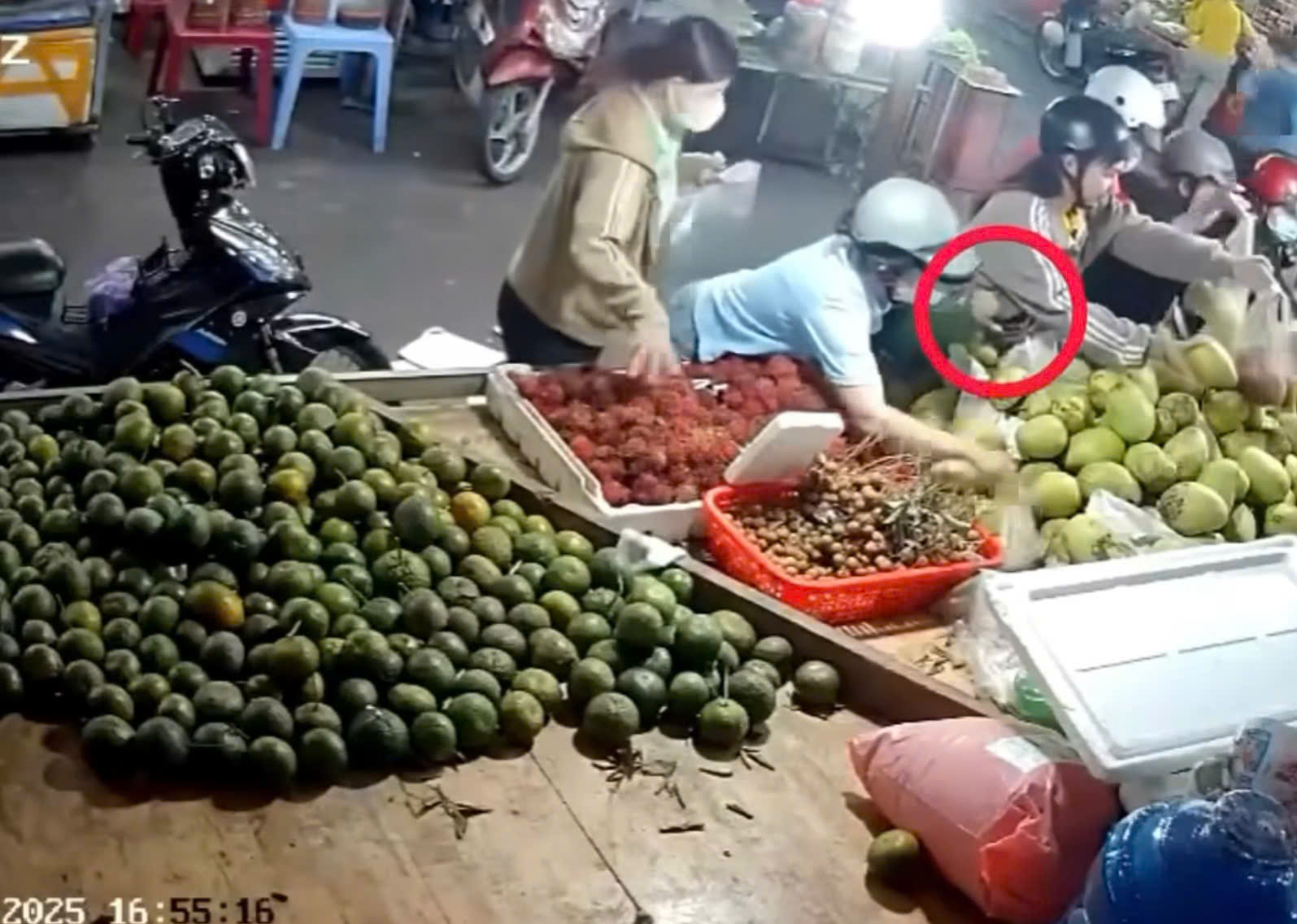 TP.HCM: Truy tìm 2 nghi phạm giả dạng công nhân đi móc túi ở phường Bến Cát- Ảnh 2.