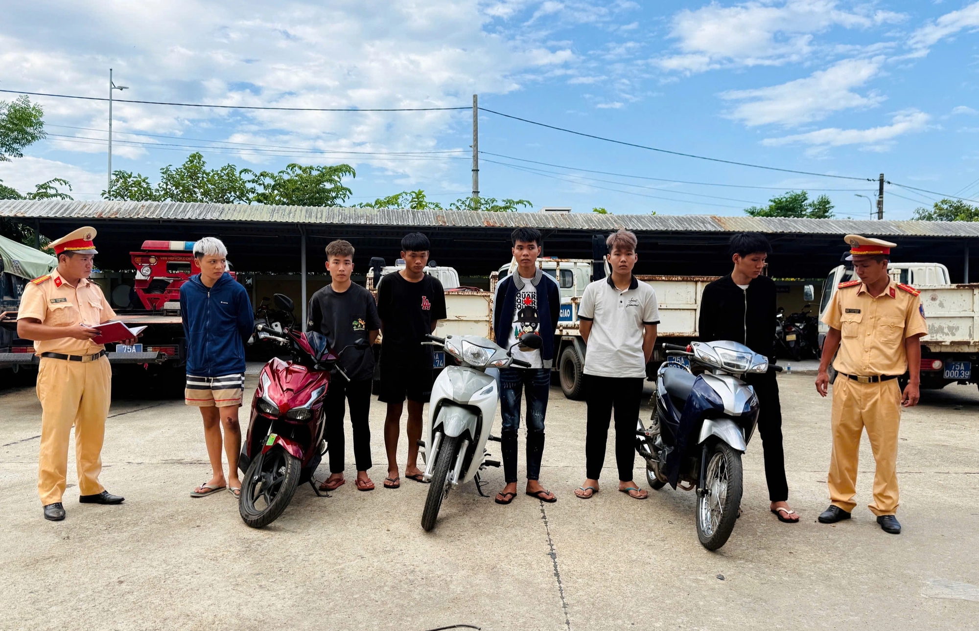 TP.Huế: Làm rõ nhóm học sinh chạy xe, cầm hung khí gây rối trên phố- Ảnh 1.