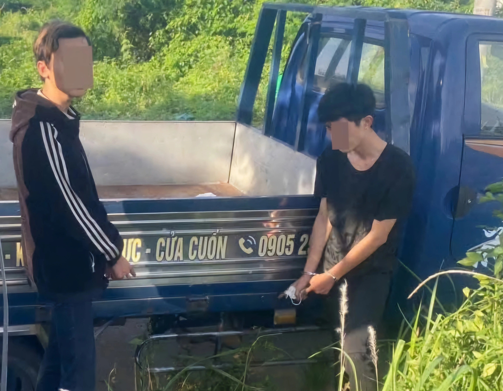 Trộm bình ắc quy bán lấy tiền chơi game, nhóm nghi phạm bị bắt giữ- Ảnh 1.