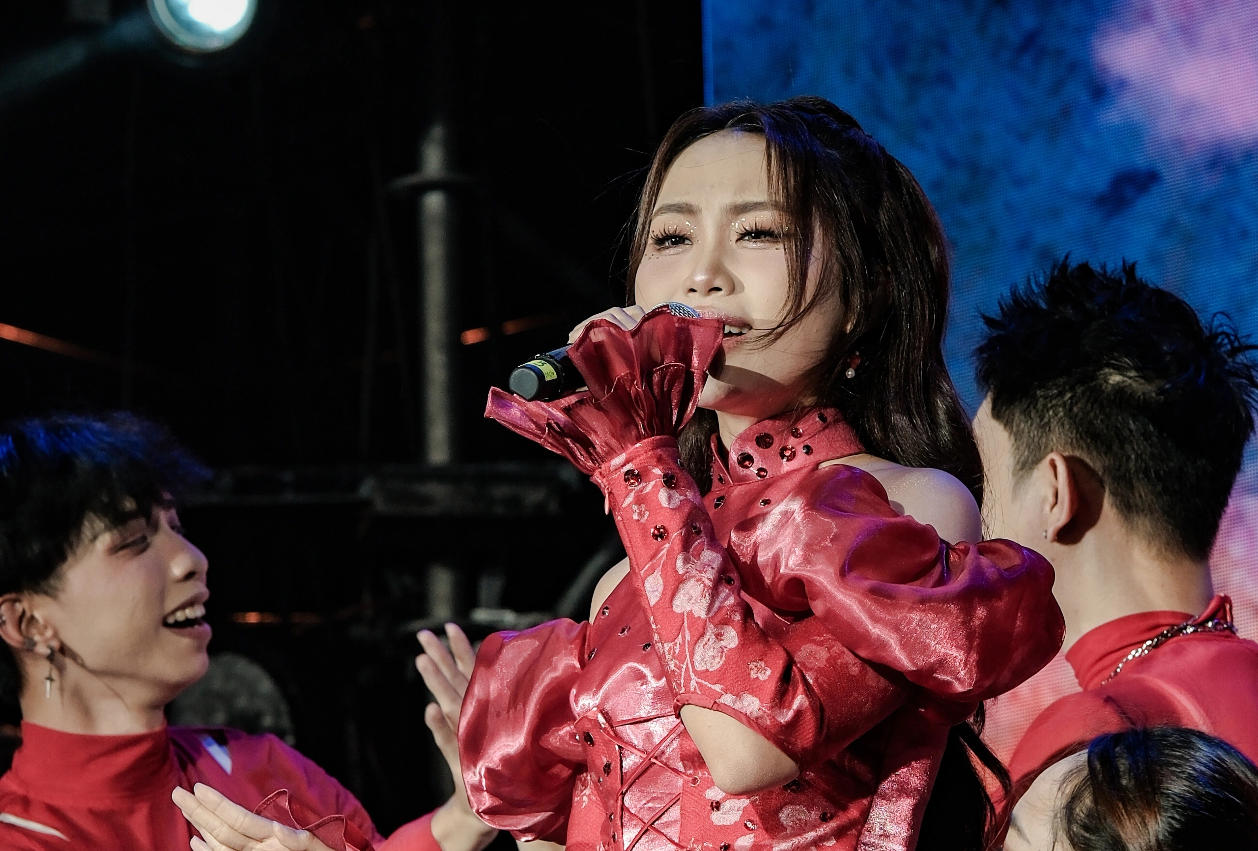 Phương Mỹ Chi mang hit ở Sing! Asia 2025 ' đốt cháy' Phố đi bộ Nguyễn Huệ - Ảnh 2. Phương Mỹ Chi mang hit ở Sing! Asia 2025 ' đốt cháy' Phố đi bộ Nguyễn Huệ - Ảnh 2.