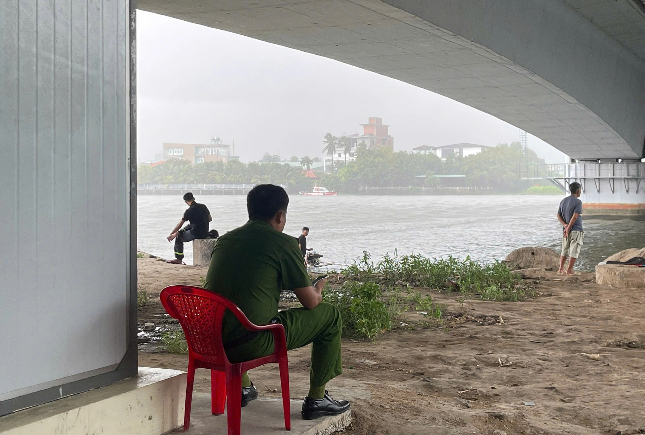 Vụ 2 thi thể nam giới dưới sông Sài Gòn: Tìm thấy thi thể cô gái- Ảnh 1.