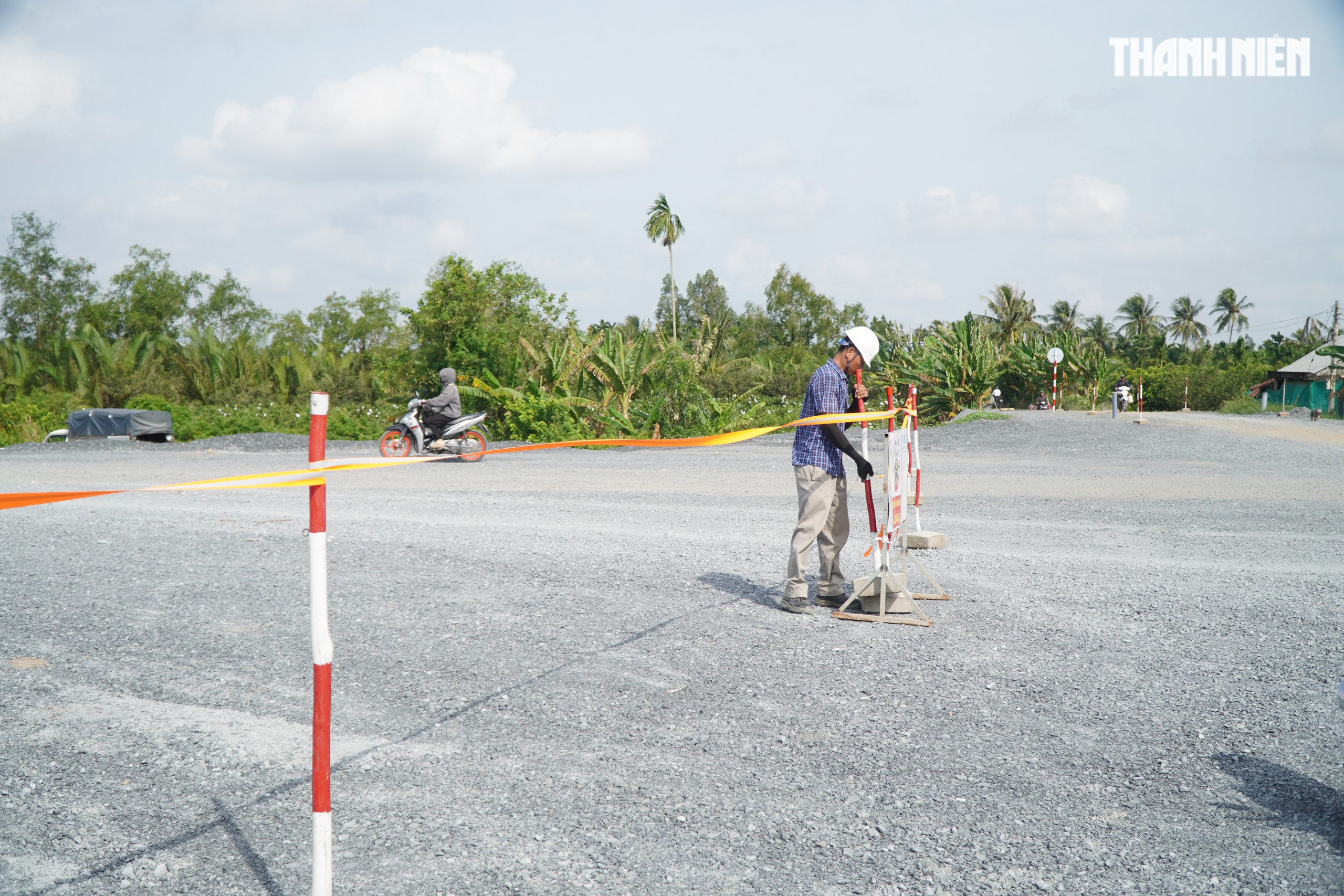 Người dân ‘xé rào’ vào công trường cầu Đại Ngãi vì không có biển cấm- Ảnh 8. Người dân ‘xé rào’ vào công trường cầu Đại Ngãi vì không có biển cấm- Ảnh 8.