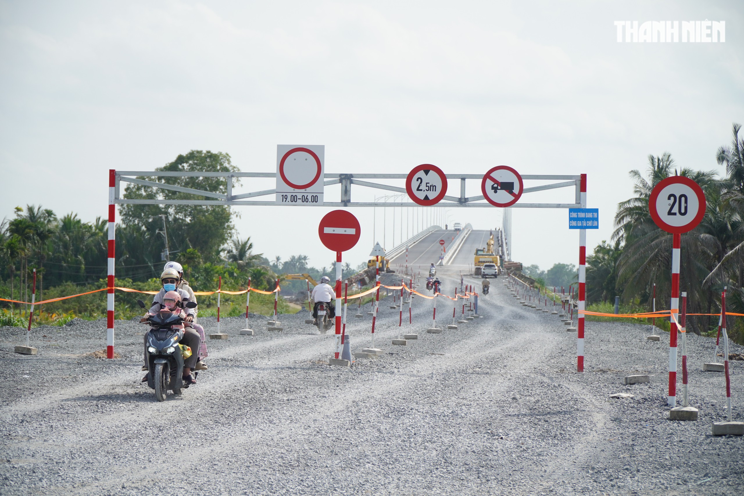 Người dân ‘xé rào’ vào công trường cầu Đại Ngãi vì không có biển cấm- Ảnh 3. Người dân ‘xé rào’ vào công trường cầu Đại Ngãi vì không có biển cấm- Ảnh 3.