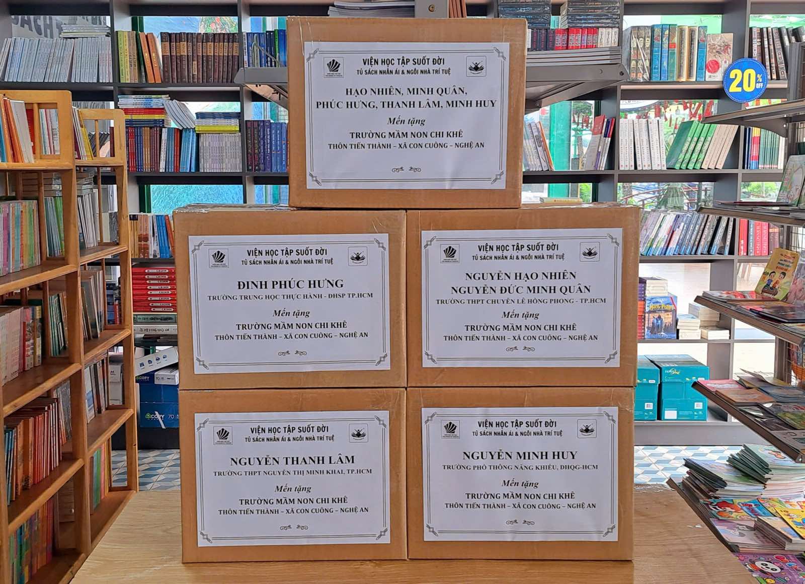 Grupa studentów z Ho Chi Minh City podarowała książki uczniom dotkniętym powodzią w Nghe An - zdjęcie 4. Nhóm học sinh TP.HCM tặng sách mong ngày tựu trường cho học sinh vùng lũ Nghệ An- Ảnh 4.