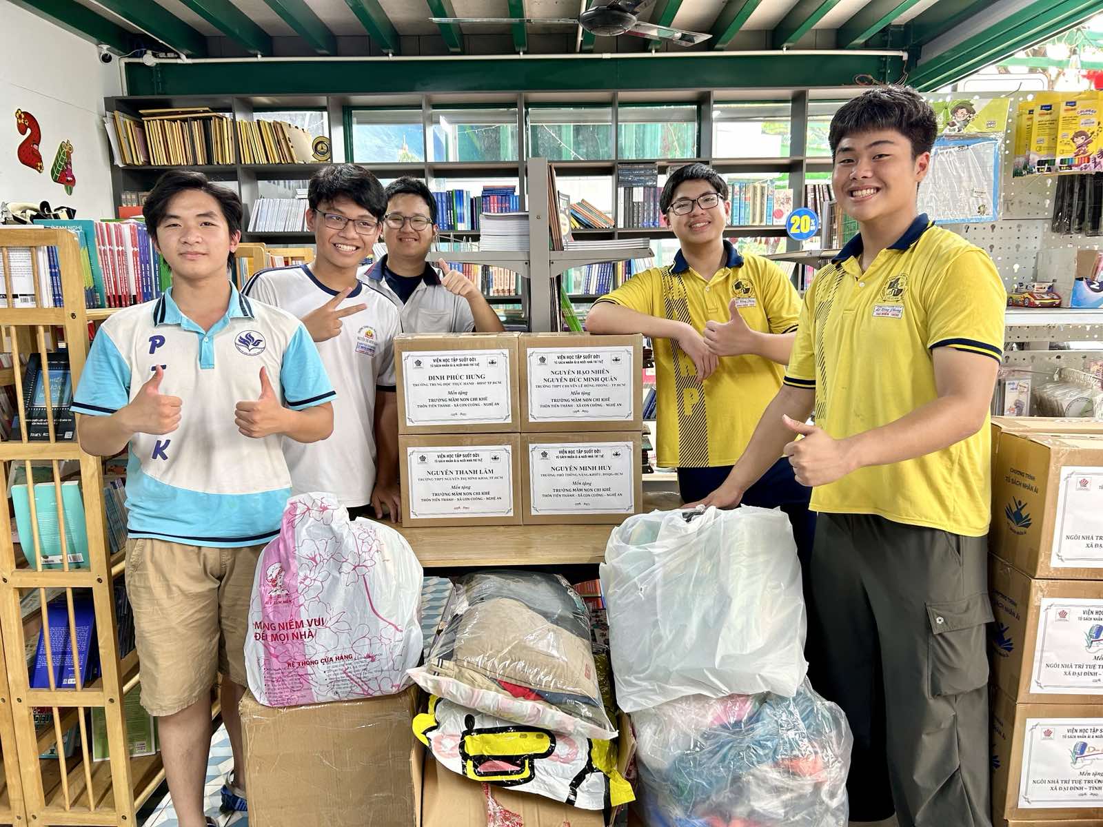Grupa studentów z Ho Chi Minh City podarowała książki uczniom dotkniętym powodzią w Nghe An - Zdjęcie 1. Nhóm học sinh TP.HCM tặng sách mong ngày tựu trường cho học sinh vùng lũ Nghệ An- Ảnh 1.