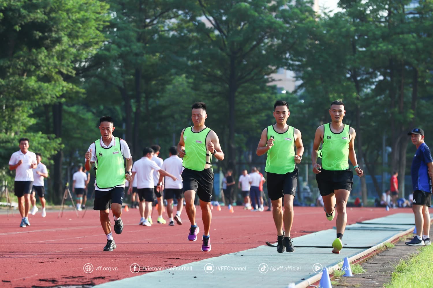 3 اگست کی صبح جسمانی معائنہ کے دوران ایک وی-لیگ ریفری بے ہوش ہو گیا اور اسے ایمرجنسی روم میں لے جانا پڑا - تصویر 1۔ Bị ngất xỉu, một trọng tài V-League đi cấp cứu khi kiểm tra thể lực sáng sớm 3.8- Ảnh 1.