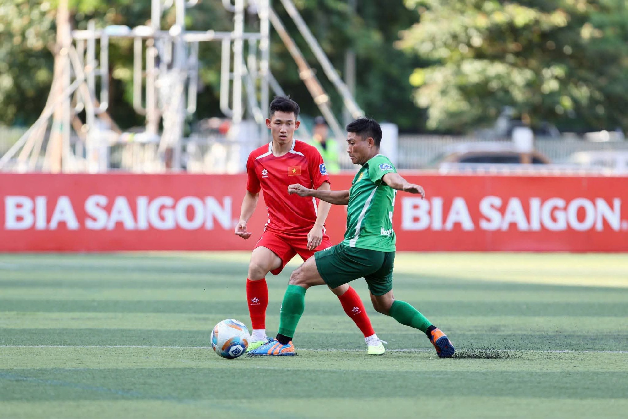 Vietnamesisches 7-Mann-Team beeindruckt Fußballstars – Foto 5. Đội tuyển 7 người Việt Nam gây ấn tượng trước các ngôi sao bóng đá sân cỏ
- Ảnh 5.