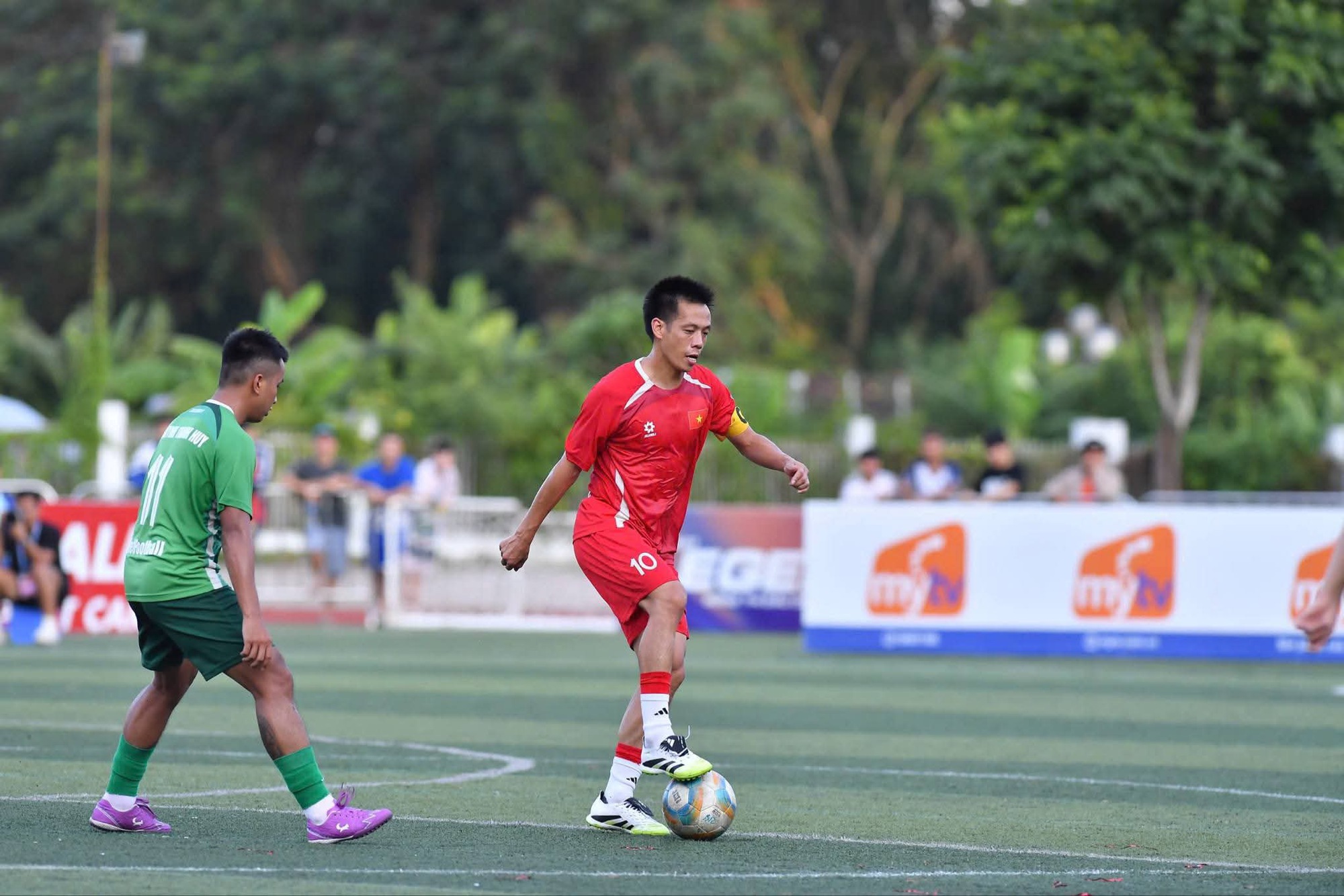 Vietnamesisches 7-Mann-Team beeindruckt Fußballstars  - Foto 2. Đội tuyển 7 người Việt Nam gây ấn tượng trước các ngôi sao bóng đá sân cỏ
- Ảnh 2.