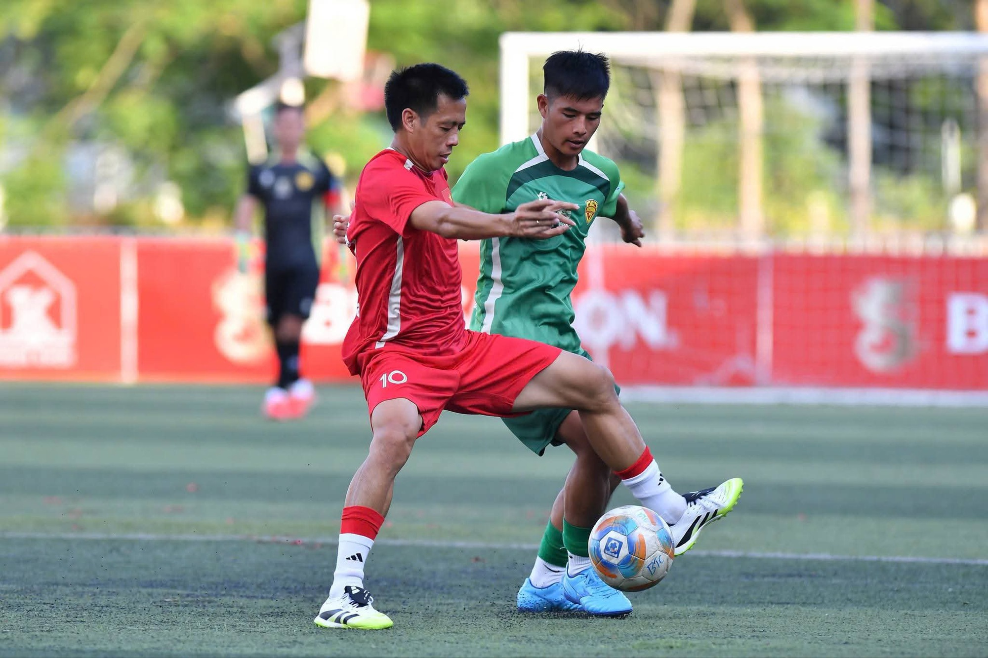 Vietnamesisches 7-Mann-Team beeindruckt Fußballstars – Foto 6. Đội tuyển 7 người Việt Nam gây ấn tượng trước các ngôi sao bóng đá sân cỏ
- Ảnh 6.