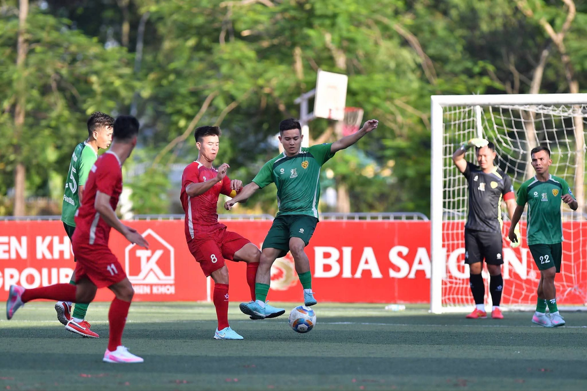 Vietnamesisches 7-Mann-Team beeindruckt Fußballstars – Foto 3. Đội tuyển 7 người Việt Nam gây ấn tượng trước các ngôi sao bóng đá sân cỏ
- Ảnh 3.