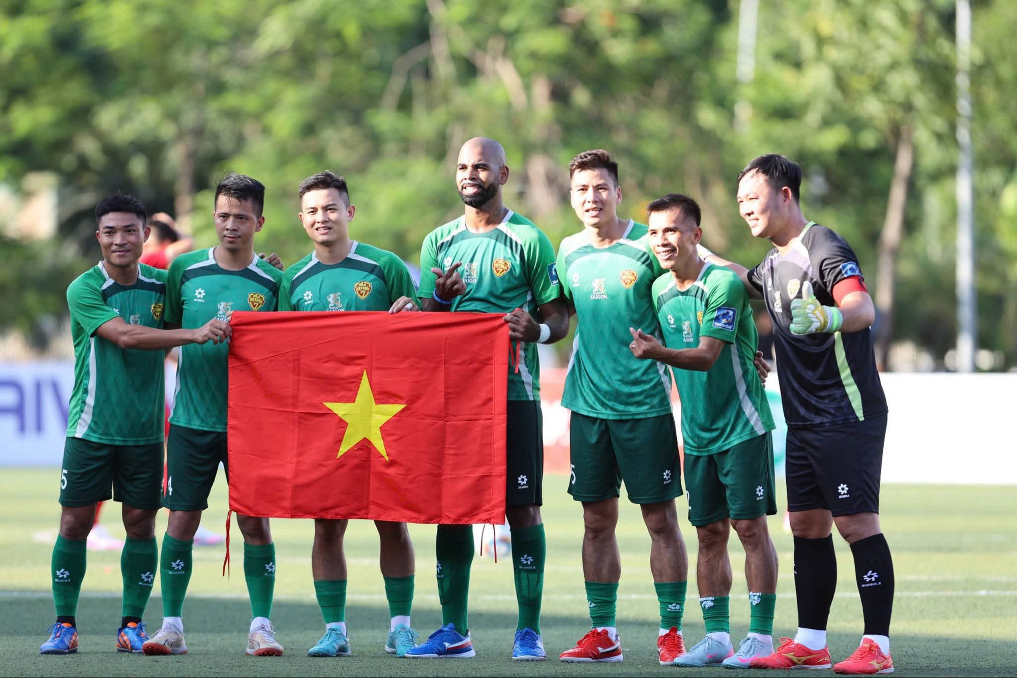 Vietnamesisches 7-Mann-Team beeindruckt Fußballstars  - Foto 1. Đội tuyển 7 người Việt Nam gây ấn tượng trước các ngôi sao bóng đá sân cỏ
- Ảnh 1.