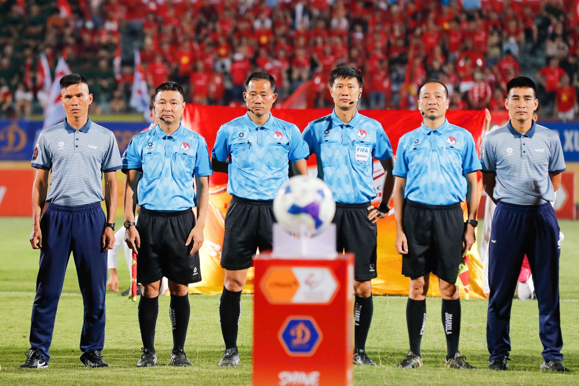 ປະທານ VPF ໂສກເສົ້າຕໍ່ການເສຍຊີວິດຢ່າງກະທັນຫັນຂອງຜູ້ພິພາກສາ ເຈີ່ນດິ່ງທິງ - ພາບ 1. Chủ tịch VPF đau xót trước sự ra đi đột ngột của trọng tài Trần Đình Thịnh- Ảnh 1.