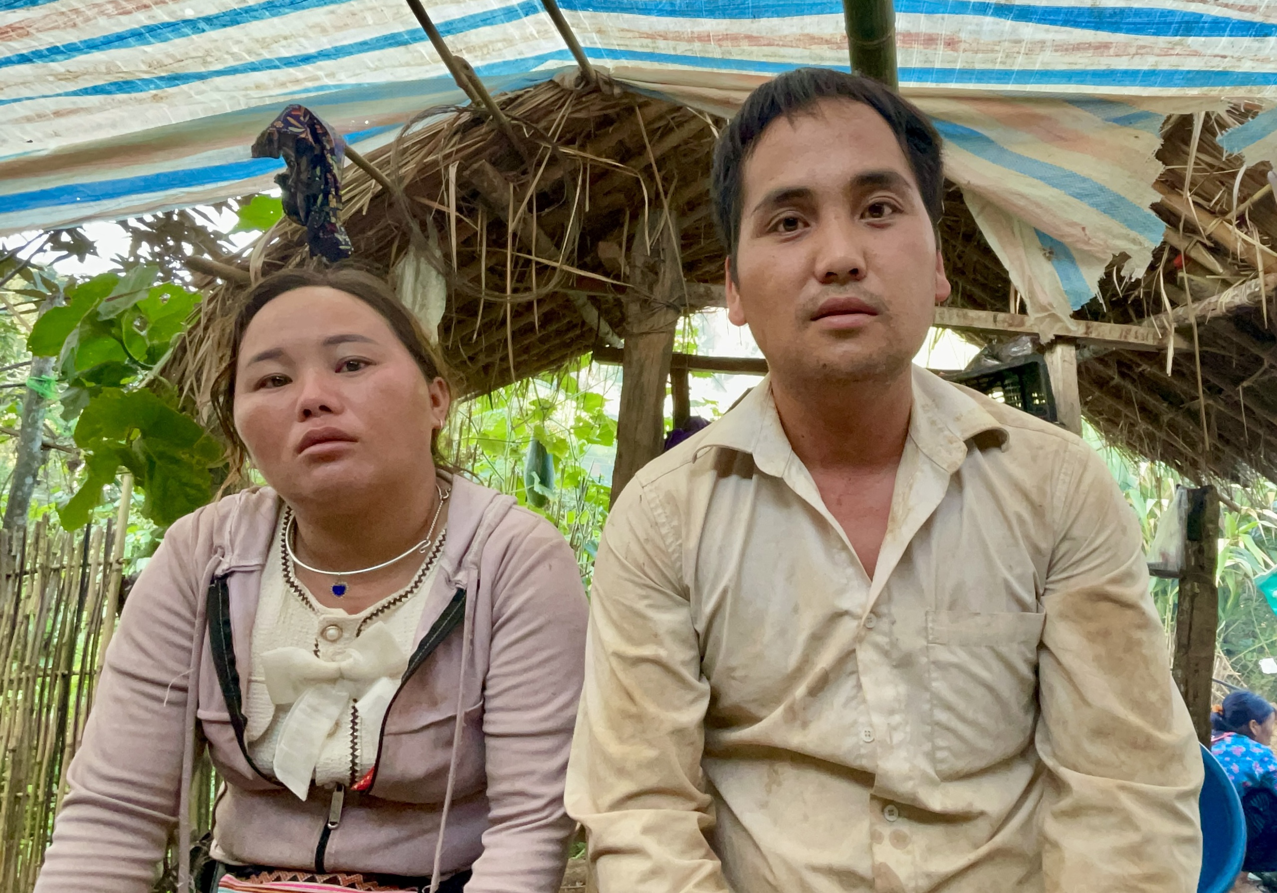 Người bố thoát chết kể khoảnh khắc bất lực nhìn 3 con bị vùi lấp trong bùn đất- Ảnh 1.