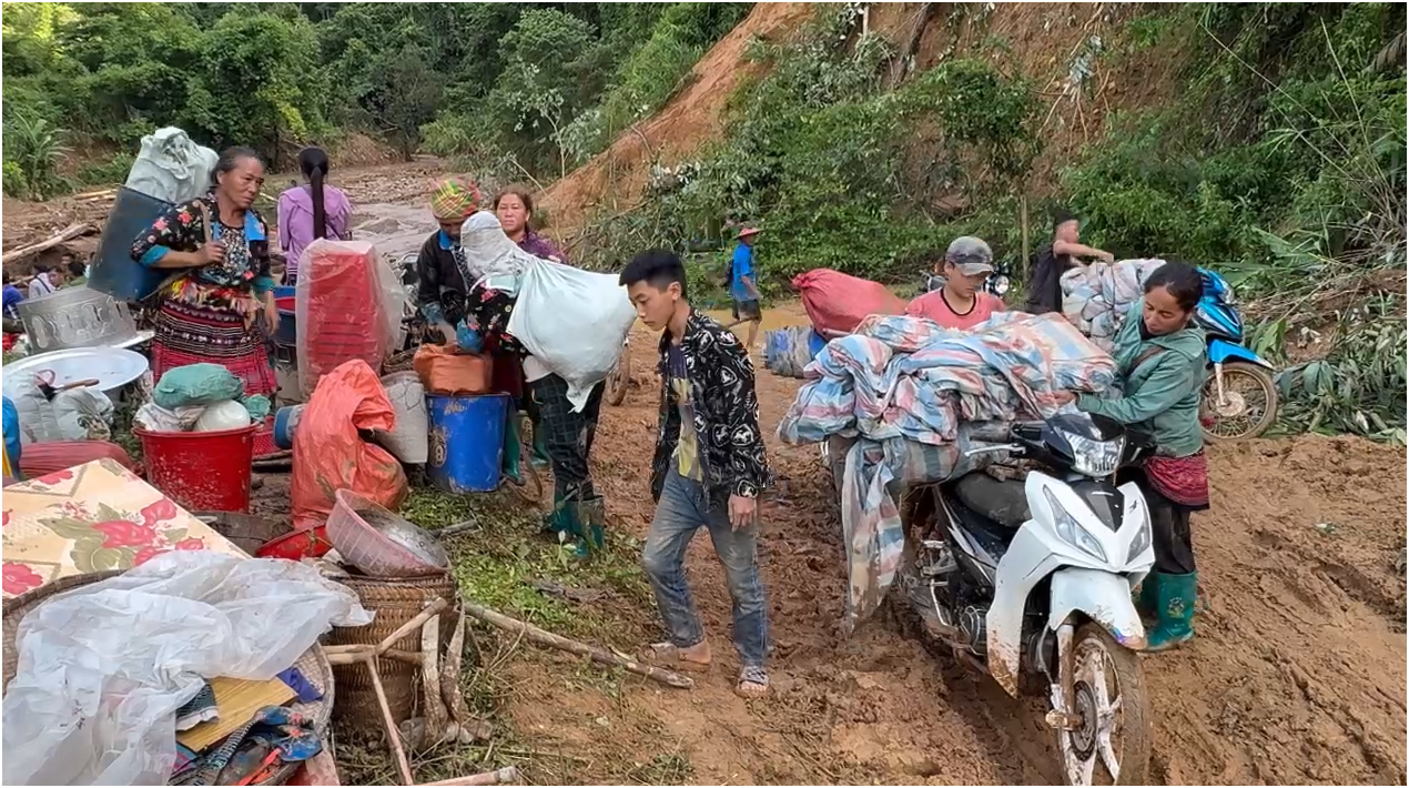 Những vết c&agrave;o 'nuốt chửng' ng&ocirc;i l&agrave;ng nhỏ ở Điện Bi&ecirc;n- Ảnh 2.