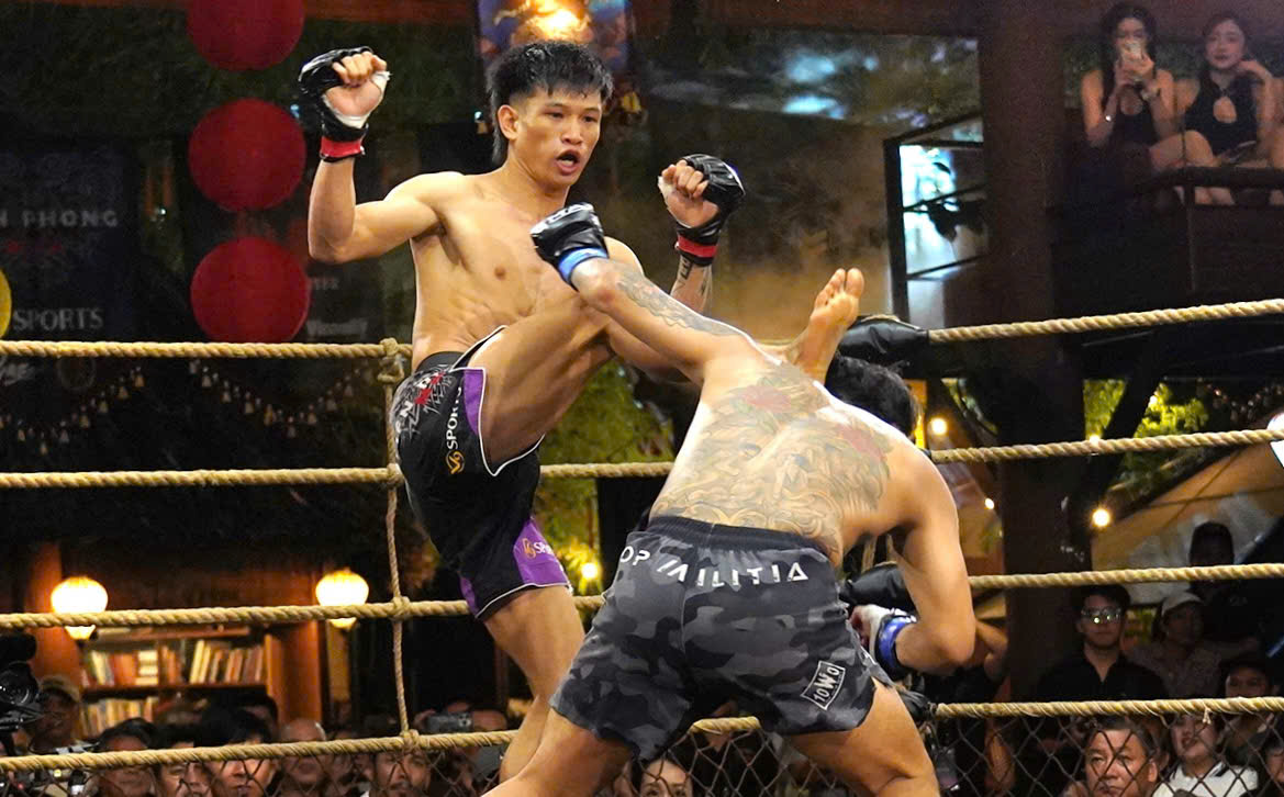Bleskovým kopem do klíčového místa vietnamský boxer knokautoval indonéského experta - Foto 1. Đá cao chớp nhoáng vào chỗ hiểm, võ sĩ Việt Nam hạ đo ván cao thủ Indonesia- Ảnh 1.