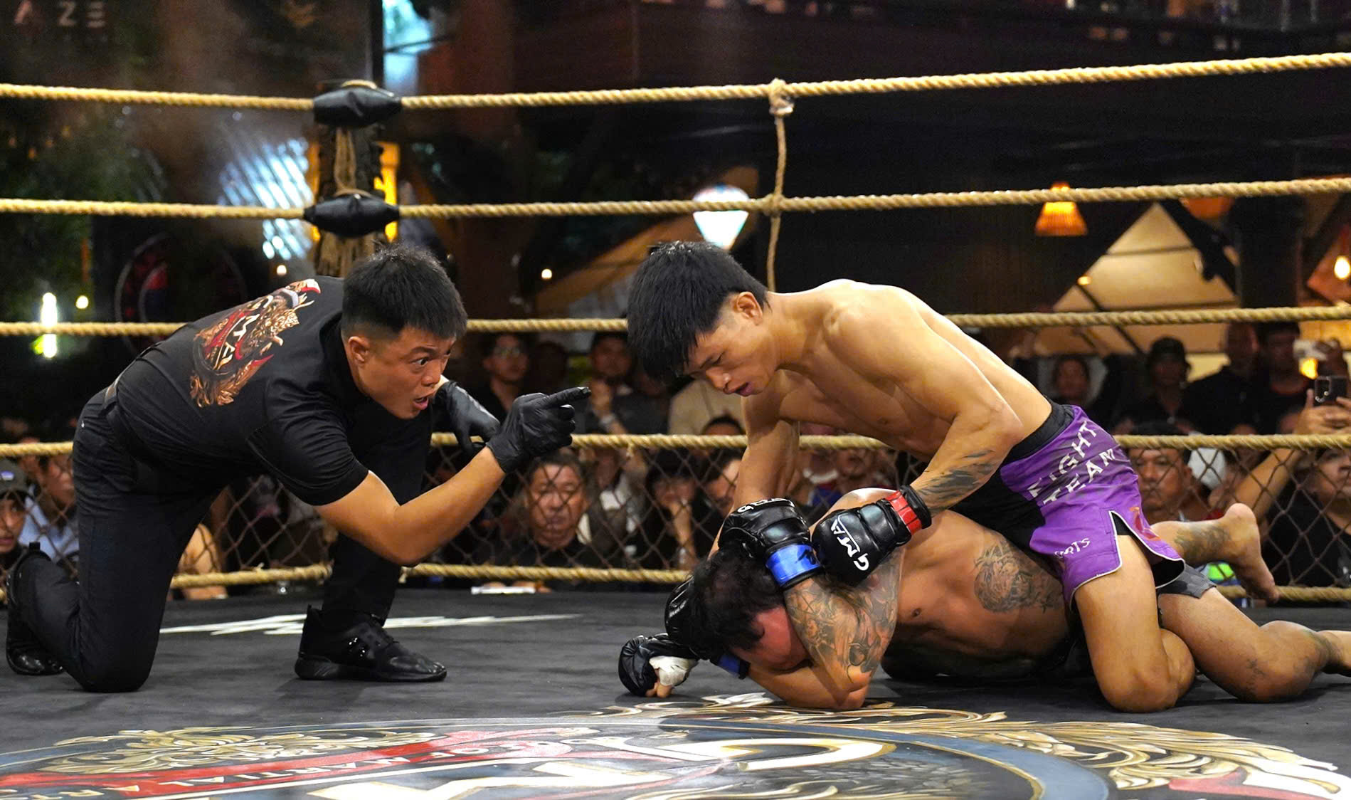 Bleskovým kopem do klíčového místa vietnamský boxer knokautoval indonéského experta - Foto 2. Đá cao chớp nhoáng vào chỗ hiểm, võ sĩ Việt Nam hạ đo ván cao thủ Indonesia- Ảnh 2.