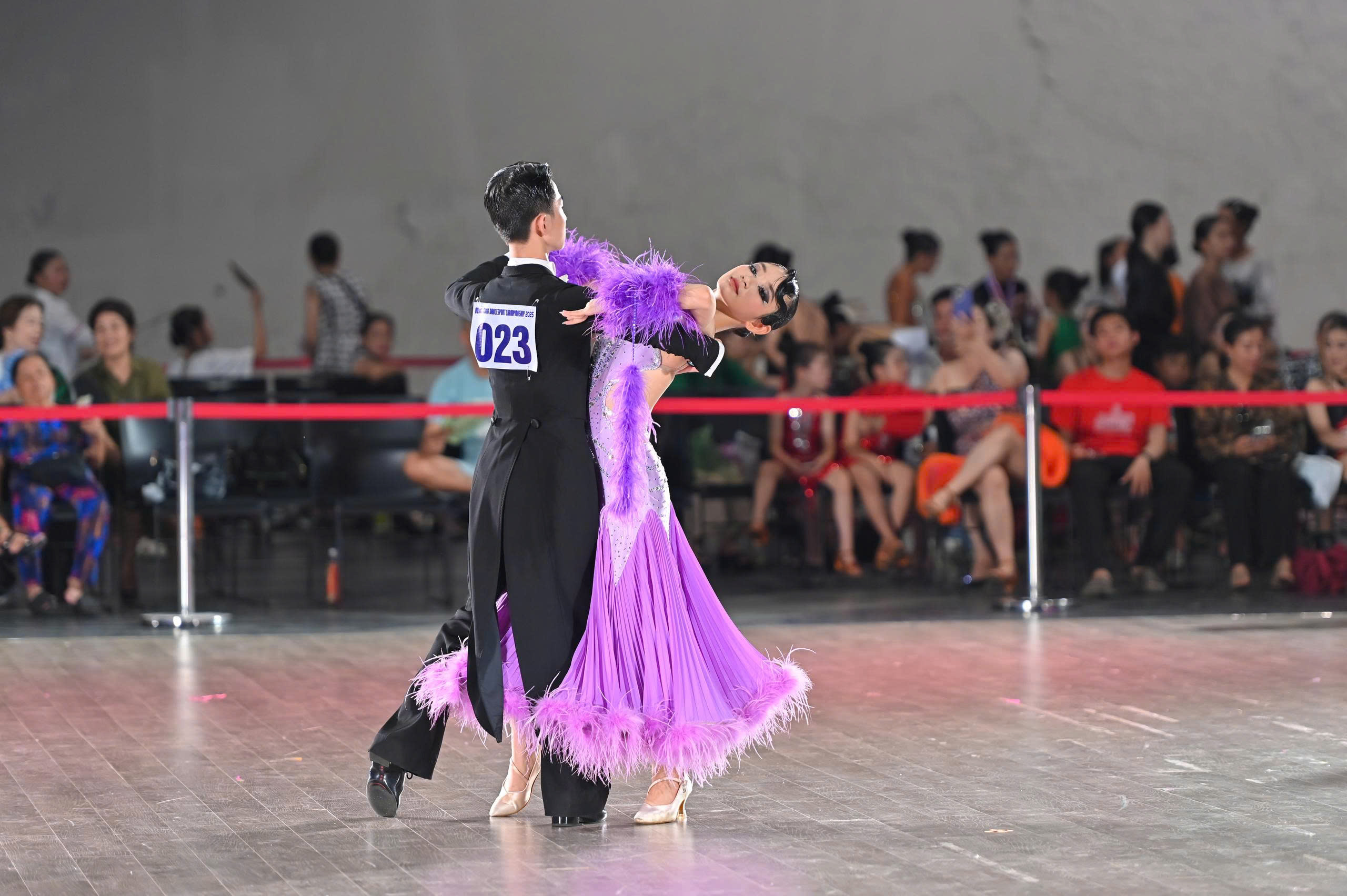 مسابقات ورزشهای رقص ۲۰۲۵ با شرکت ۱۸۰۰ ورزشکار رکورد زد - عکس ۲. Giải khiêu vũ thể thao 2025 lập kỷ lục với 1.800 VĐV tham dự
- Ảnh 2.