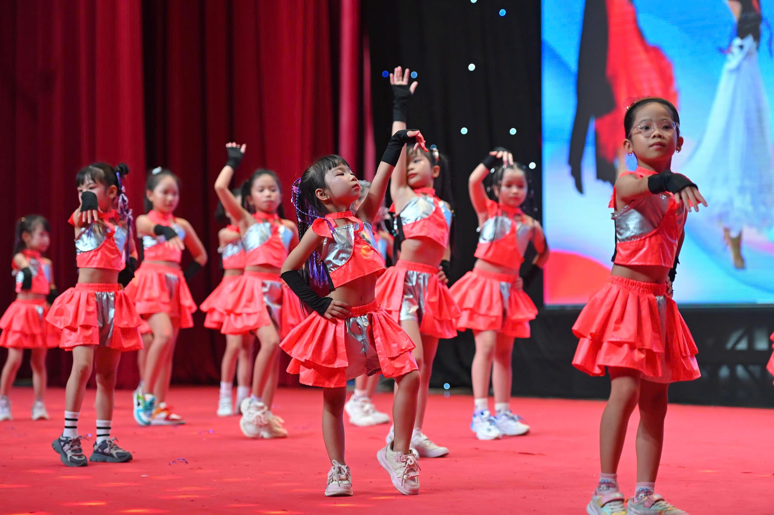 مسابقات ورزشهای رقص ۲۰۲۵ با شرکت ۱۸۰۰ ورزشکار رکورد زد - عکس ۳. Giải khiêu vũ thể thao 2025 lập kỷ lục với 1.800 VĐV tham dự
- Ảnh 3.