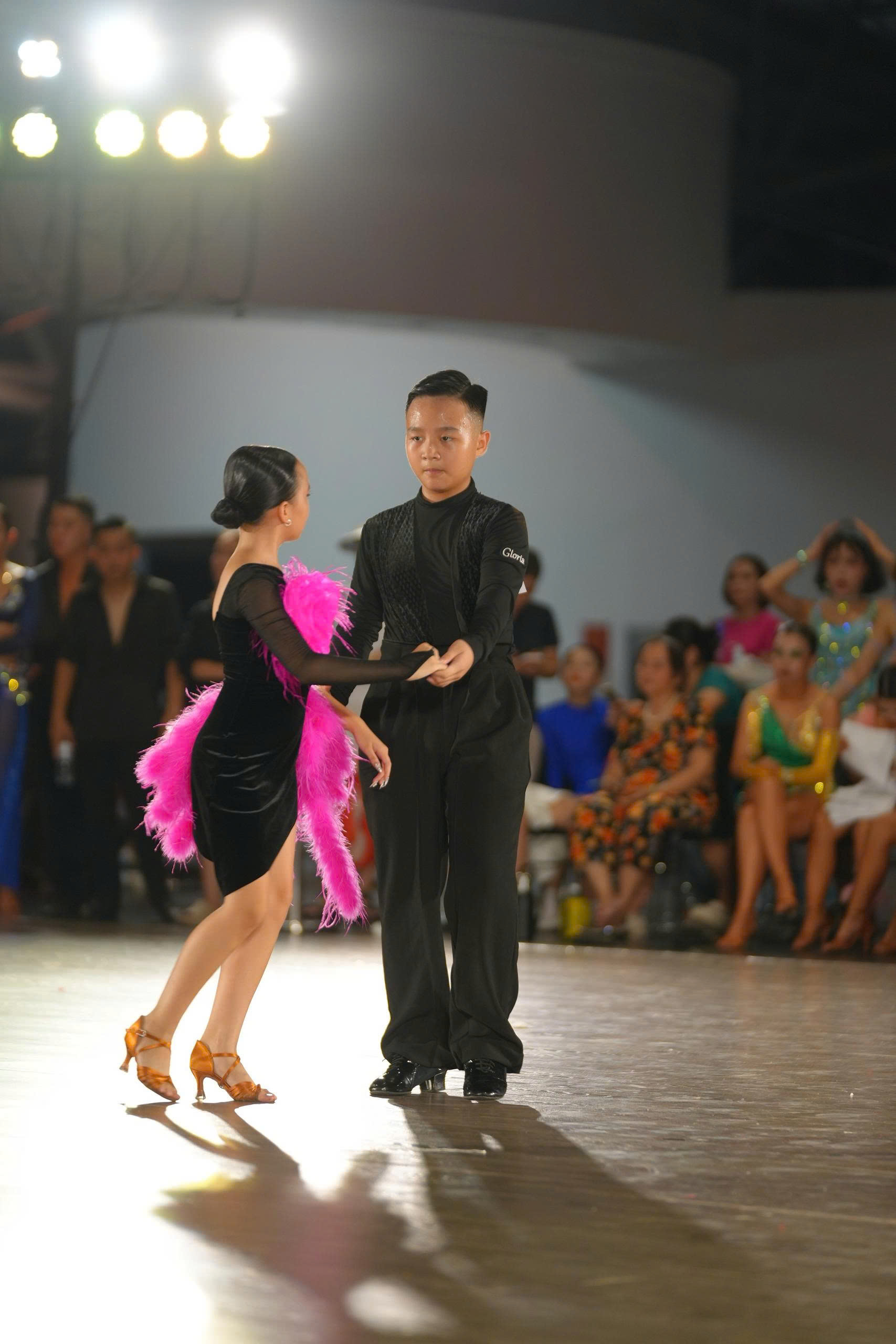 مسابقات ورزشهای رقص ۲۰۲۵ با شرکت ۱۸۰۰ ورزشکار رکورد زد - عکس ۴. Giải khiêu vũ thể thao 2025 lập kỷ lục với 1.800 VĐV tham dự
- Ảnh 4.