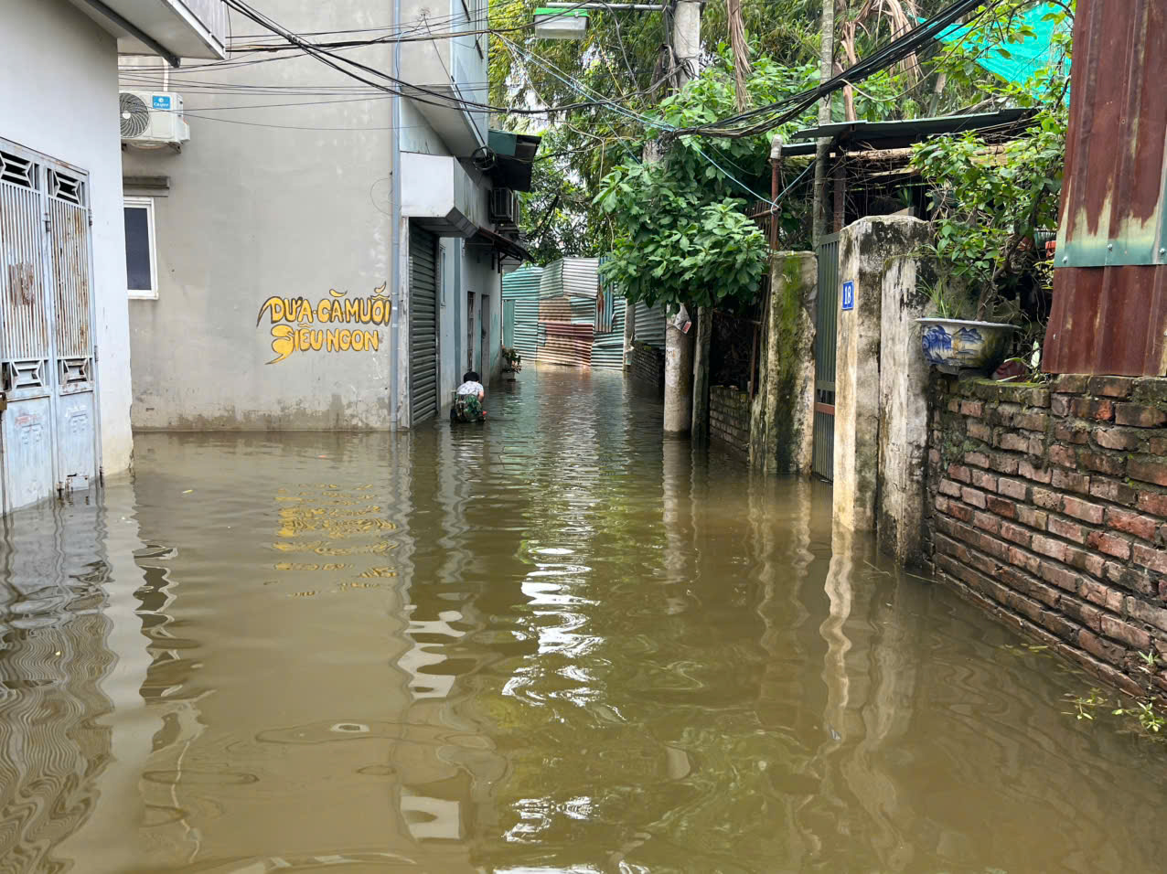 Xóm nhỏ Hà Nội nước ngập 6 ngày chưa rút- Ảnh 1. Xóm nhỏ Hà Nội nước ngập 6 ngày chưa rút- Ảnh 1.
