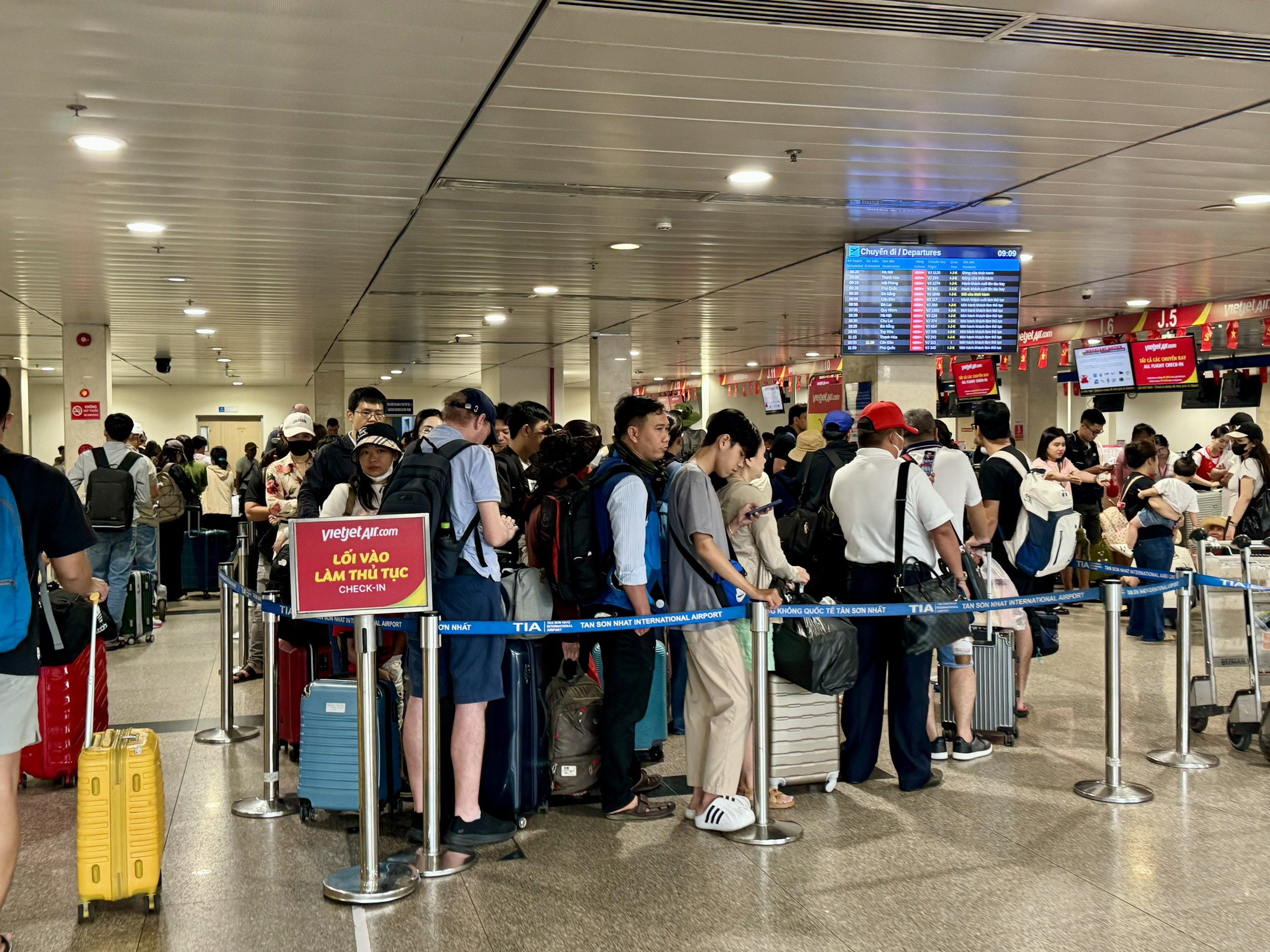 Nghỉ lễ 2.9: Sân bay Tân Sơn Nhất khiến nhiều người bất ngờ - Ảnh 6.