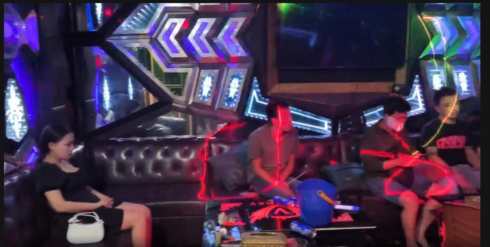 Đà Nẵng: Đột kích quán karaoke Victory, bắt quả tang nhiều người 'phê' ma túy - Ảnh 1. Đà Nẵng: Đột kích quán karaoke Victory, bắt quả tang nhiều người 'phê' ma túy - Ảnh 1.