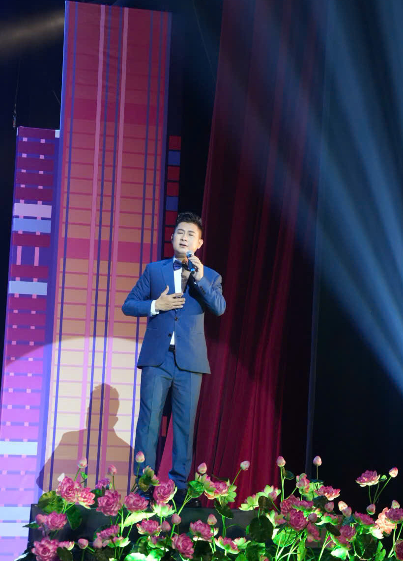 Le Anh Tuan actúa en el programa artístico que celebra el 80 aniversario del Día Nacional - Foto 2. Lê Anh Tuấn biểu diễn trong chương trình nghệ thuật kỷ niệm 80 năm Quốc khánh
- Ảnh 2.